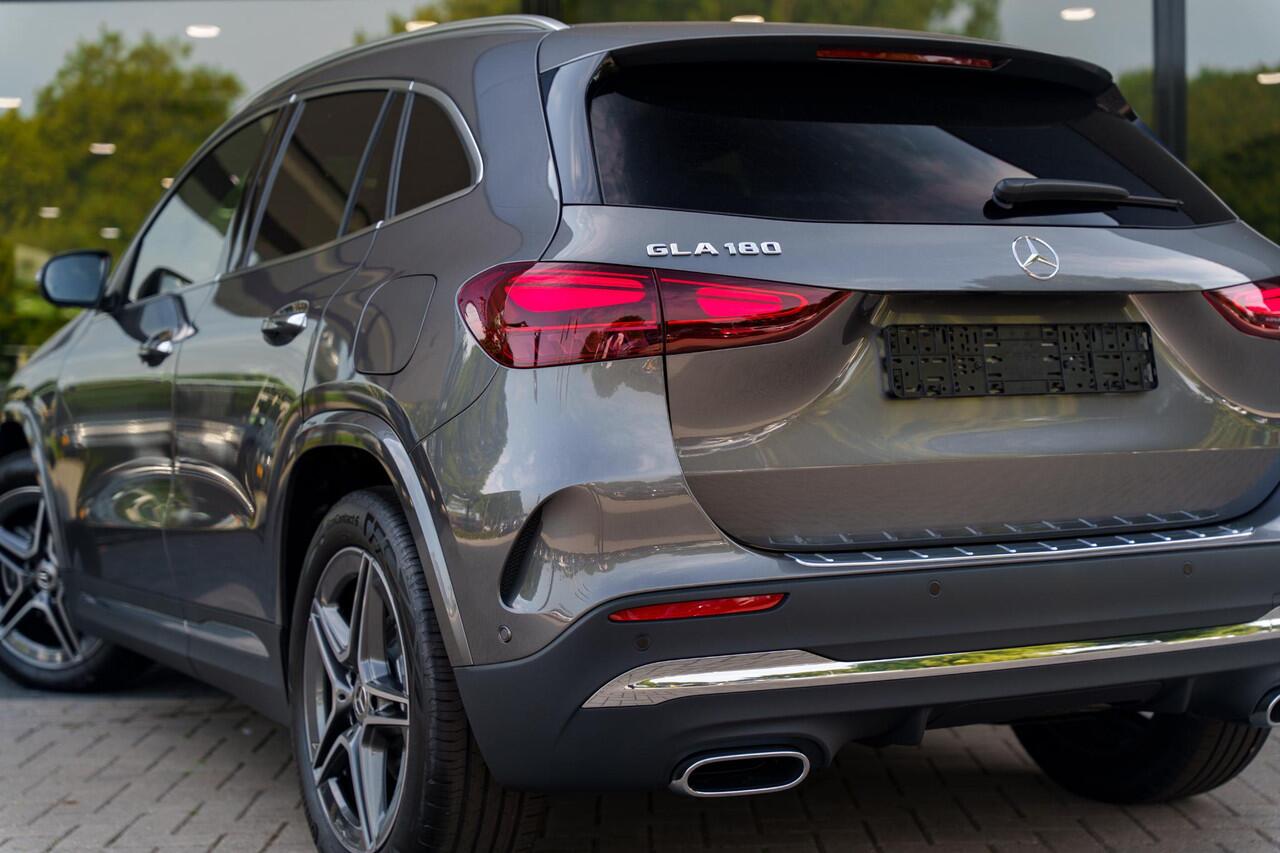 Mercedes-Benz GLA-KLASSE 180 Business Solution AMG | Premium plus pakket | Panoramadak | Memory | Trekhaak | Head-up display | Keyless go |