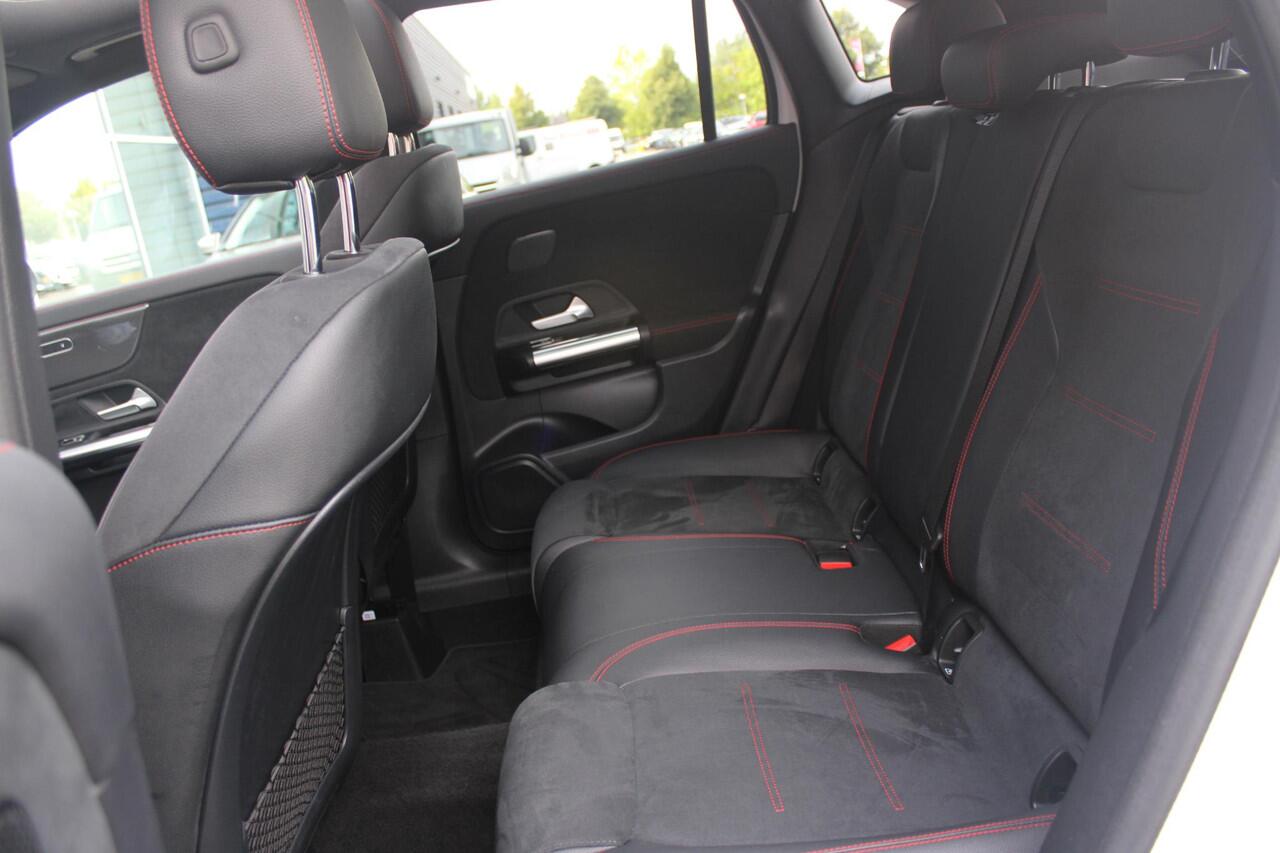 Mercedes-Benz GLA-KLASSE 250 e 218PK AUTOMAAT BUSINESS SOLUTION AMG | PANORAMISCH SCHUIF/KANTEL DAK | ELEKTRISCHE ACHTER KLEP | MULTIBEAM LED MATRIX KOPLAMPEN | STOEL VERWARMING | KEYLESS ENTRY/START | NAVIGATIE | DAB+ RADIO | APPLE CARPLAY /ANDROID AUTO | SFEER VERLICHTING | 19"