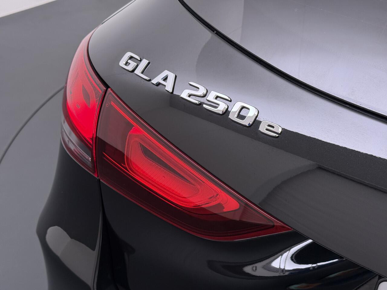 Mercedes-Benz GLA-KLASSE 250e AMG // Memory Stoelen // Distronic // Panoramadak // Rij Assistentiepakket // MultiBeam LED // Carplay // Nightpakket