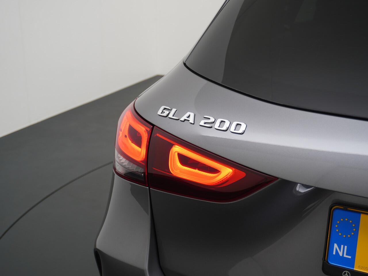 Mercedes-Benz GLA-KLASSE 200 AMG // Camera // Sfeerverlichting // Night Pakket // Augmented Reality // Carplay // 19" Muli Spaak Velgen