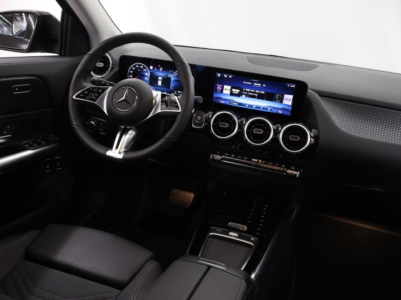 Mercedes-Benz GLA-KLASSE 250 e Luxury Line | Night | Trekhaak | 360 camera | Stuurverwarming | Stoelverwarming |