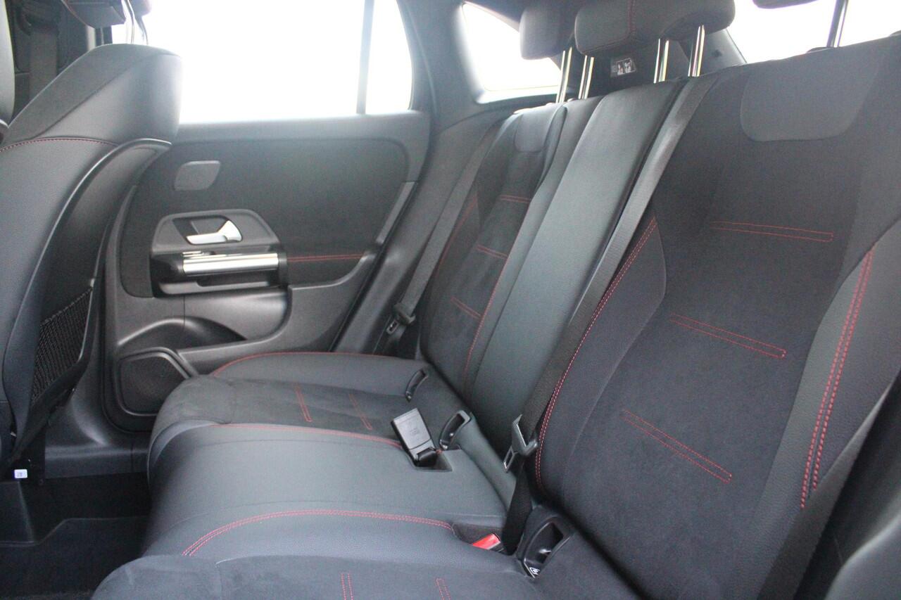 Mercedes-Benz GLA-KLASSE 250 e AMG LINE "NIEUW MODEL!" | PANORAMISCH SCHUIF/KANTEL DAK | ELEKTRISCH BEDIENBARE VOORSTOELEN MET GEHEUGENFUNCTIE EN "ZITKINEMATICA" | DRAADLOZE APPLE CARPLAY/ANDROID AUTO | STOEL VERWAMING | NIGHT PAKKET: DAKRELING ZWART, ZIJRUITEN EN ACHTERRUITEN ZW