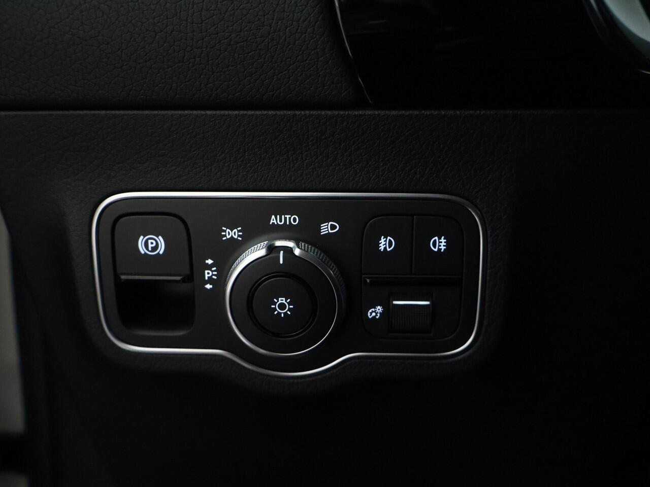 Mercedes-Benz GLA-KLASSE 250 e Plug-In Hybride Panorama Schuif-Kanteldak | Dodehoekassist | Memory Voorstoelen | Sfeerverlichting | 11 kW Laden | Stuur en Stoelverwarming. Inclusief 24 maanden MB Certified garantie voor Europa.