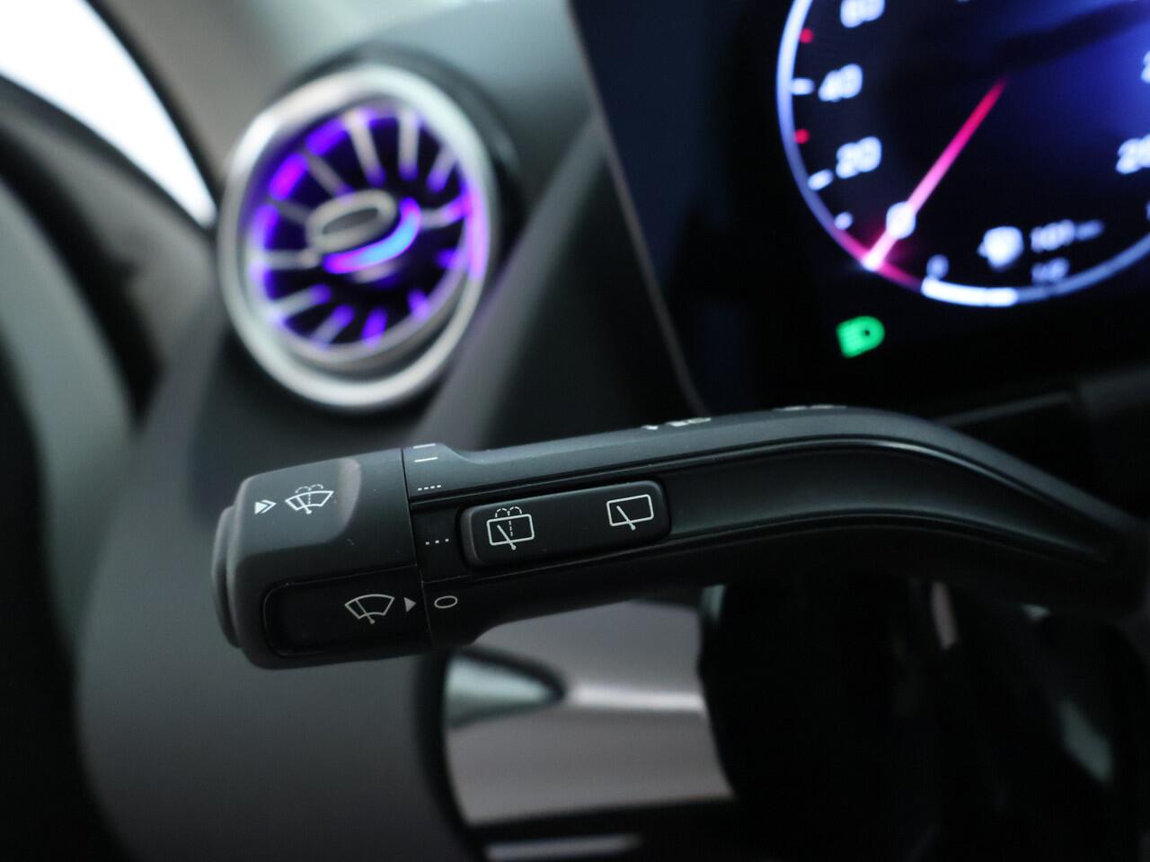 Mercedes-Benz GLA-KLASSE 250 e Plug-In Hybride Panorama Schuif-Kanteldak | Dodehoekassist | Memory Voorstoelen | Sfeerverlichting | 11 kW Laden | Stuur en Stoelverwarming. Inclusief 24 maanden MB Certified garantie voor Europa.