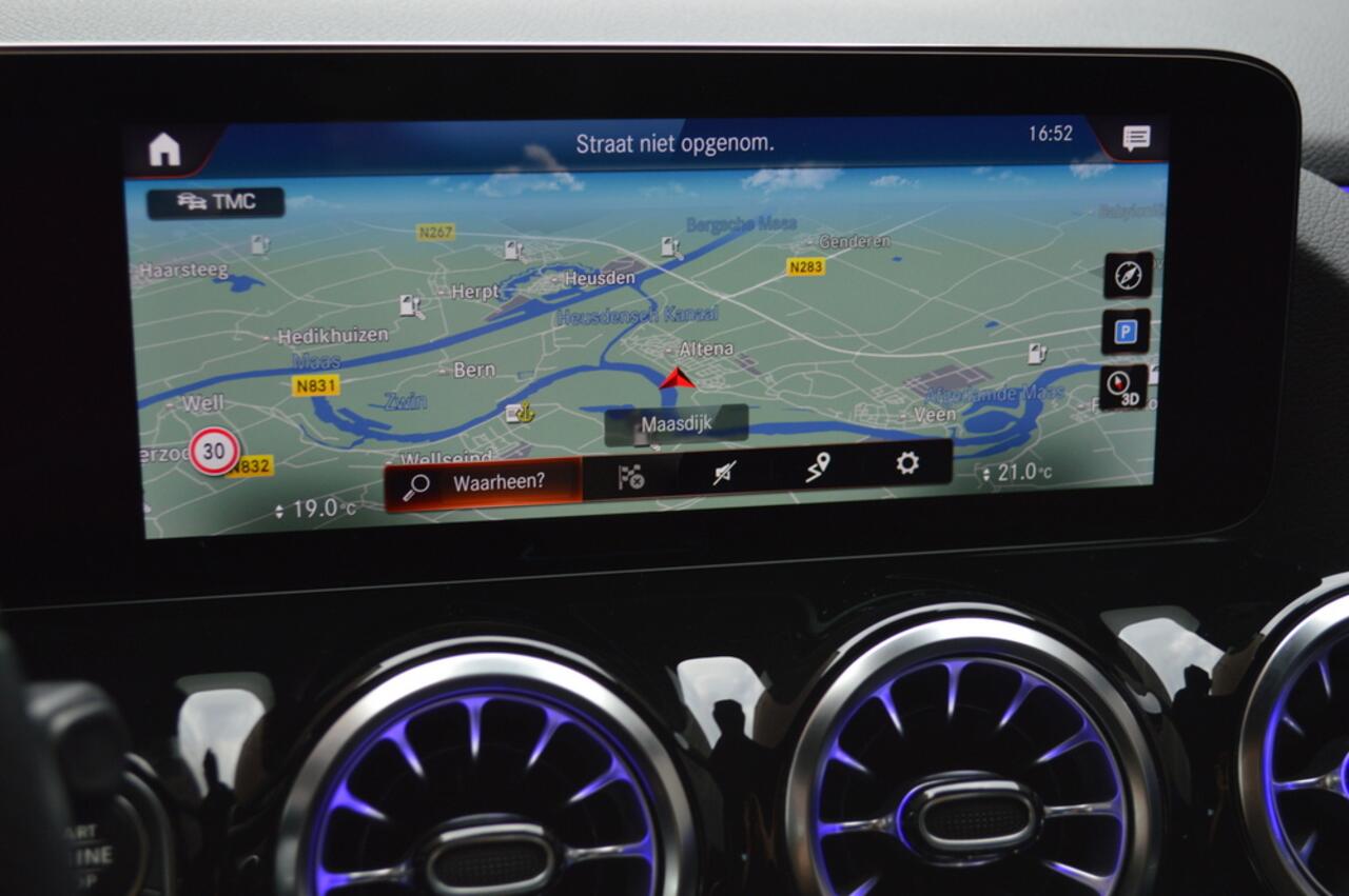 Mercedes-Benz GLA-KLASSE 250 e AMG Led Panorama Distronic Burmester Camera Night Augmented Pdc