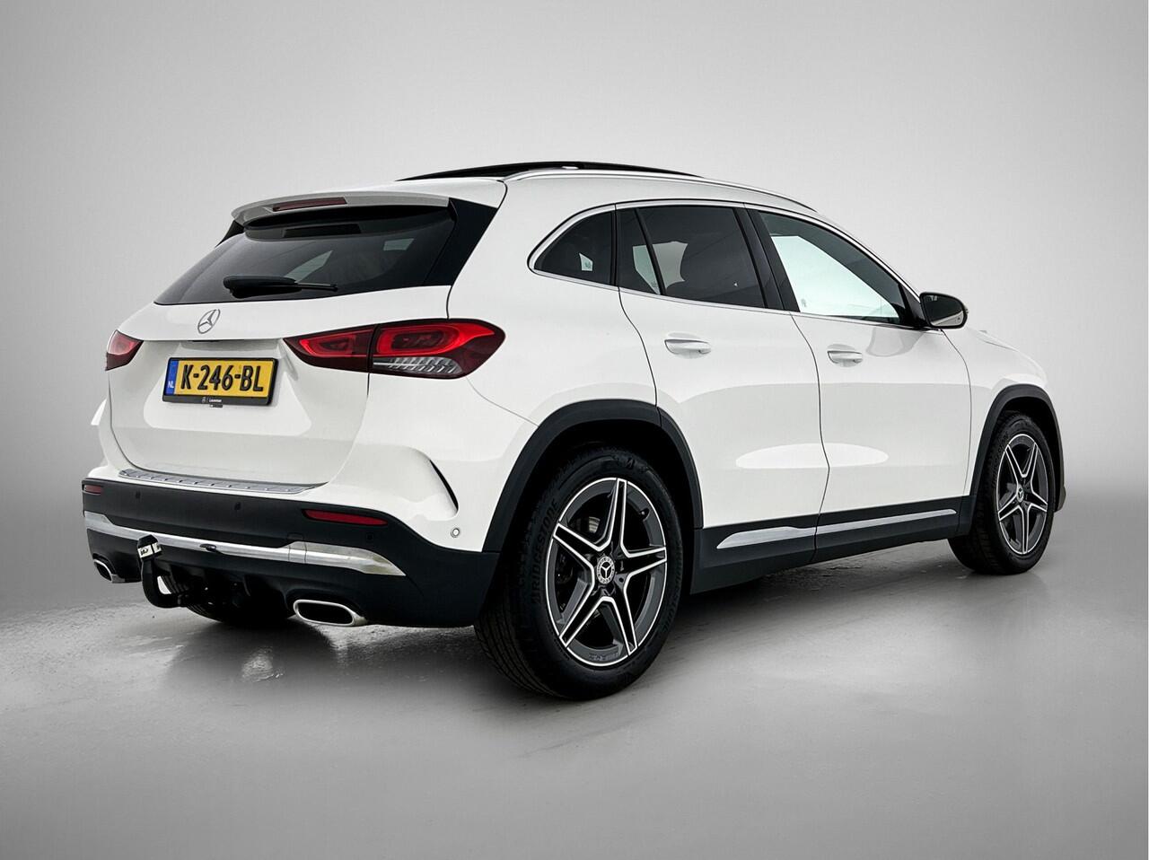 Mercedes-Benz GLA-KLASSE 200 Business Solution AMG | AMG Lne | Night Pakket | Panoramadak | Trekhaak | Sfeerverlichting. Inclusief 24 maanden MB Certified garantie voor Europa.