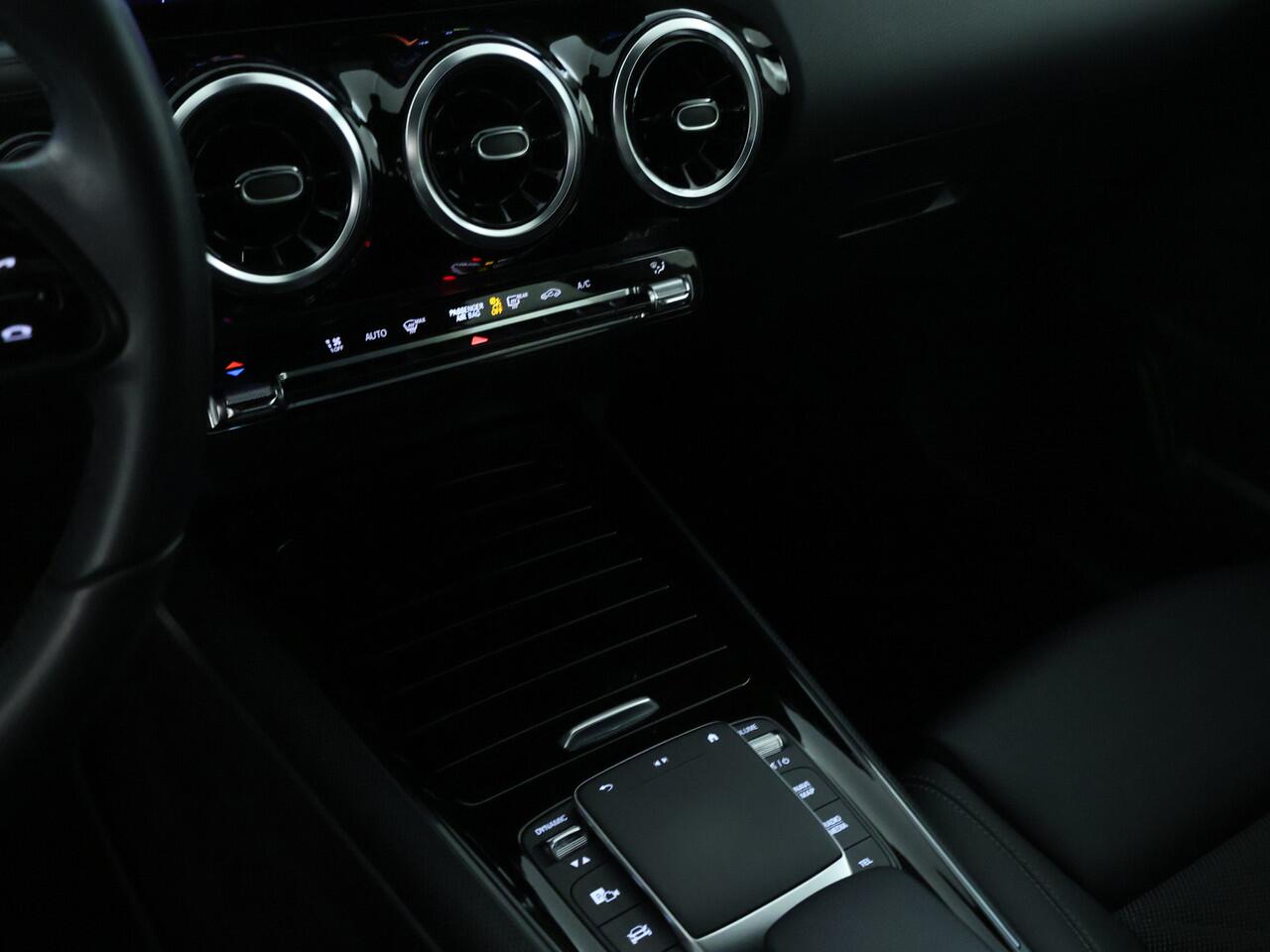 Mercedes-Benz GLA-KLASSE 180 Style | Stoelverwarming | Elektrisch bedienbare achterklep | Led koplampen | Spiegel pakket | Inclusief 24 maanden MB Certified garantie voor Europa.