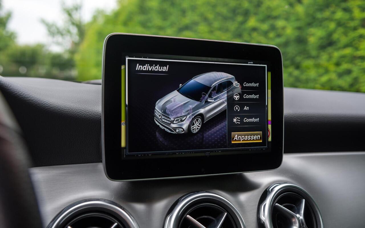 Mercedes-Benz GLA-KLASSE 180 AMG | Panorama | Night | 19" | LED | Camera | Comfort Sleutel