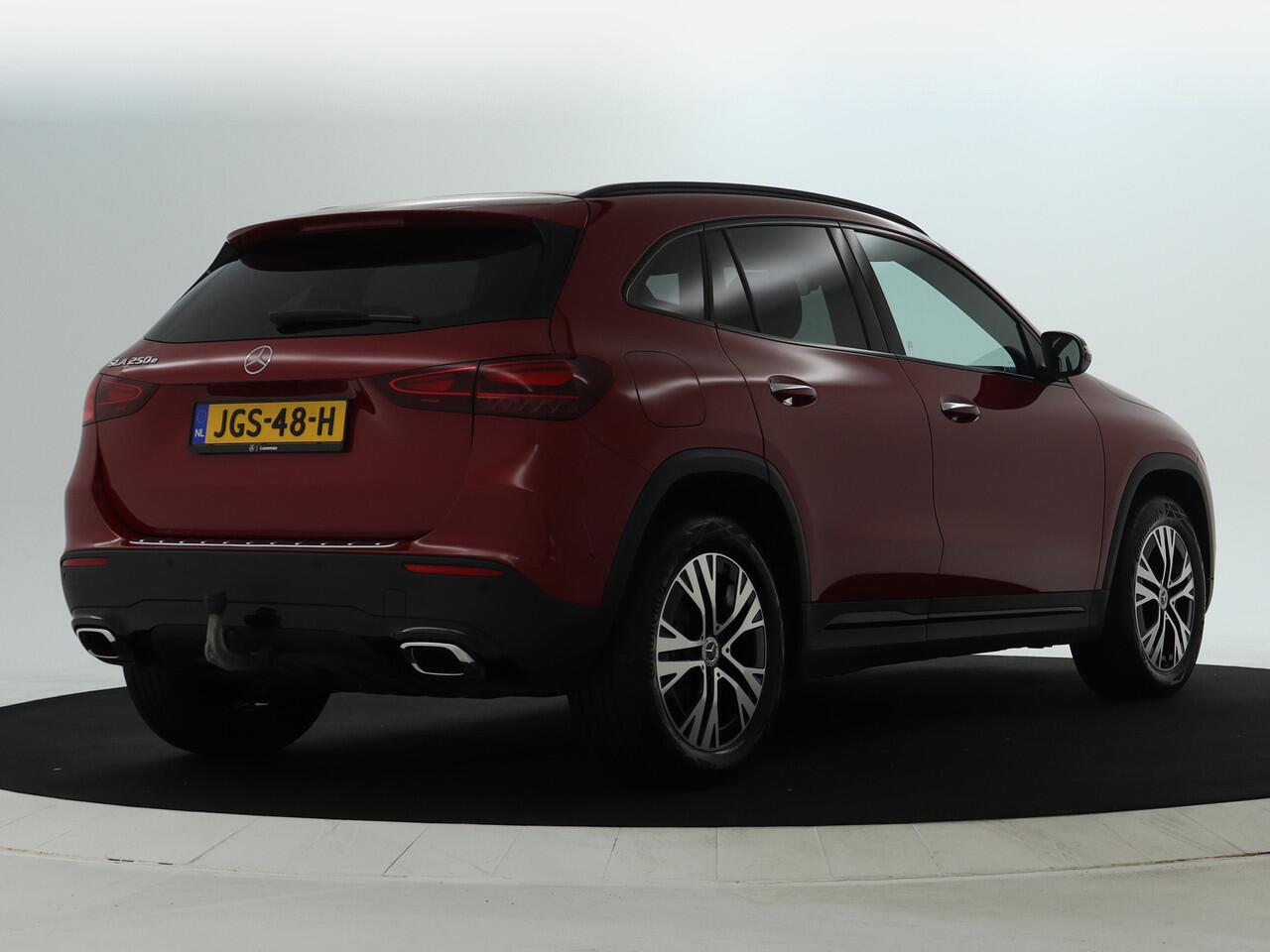 Mercedes-Benz GLA-KLASSE 250 e Plug-In Hybride | Trekhaak | Night Pakket | Sfeerverlichting | 11 kW Laden | Stuur en Stoelverwarming | Inclusief 24 maanden MB Certified garantie voor Europa.