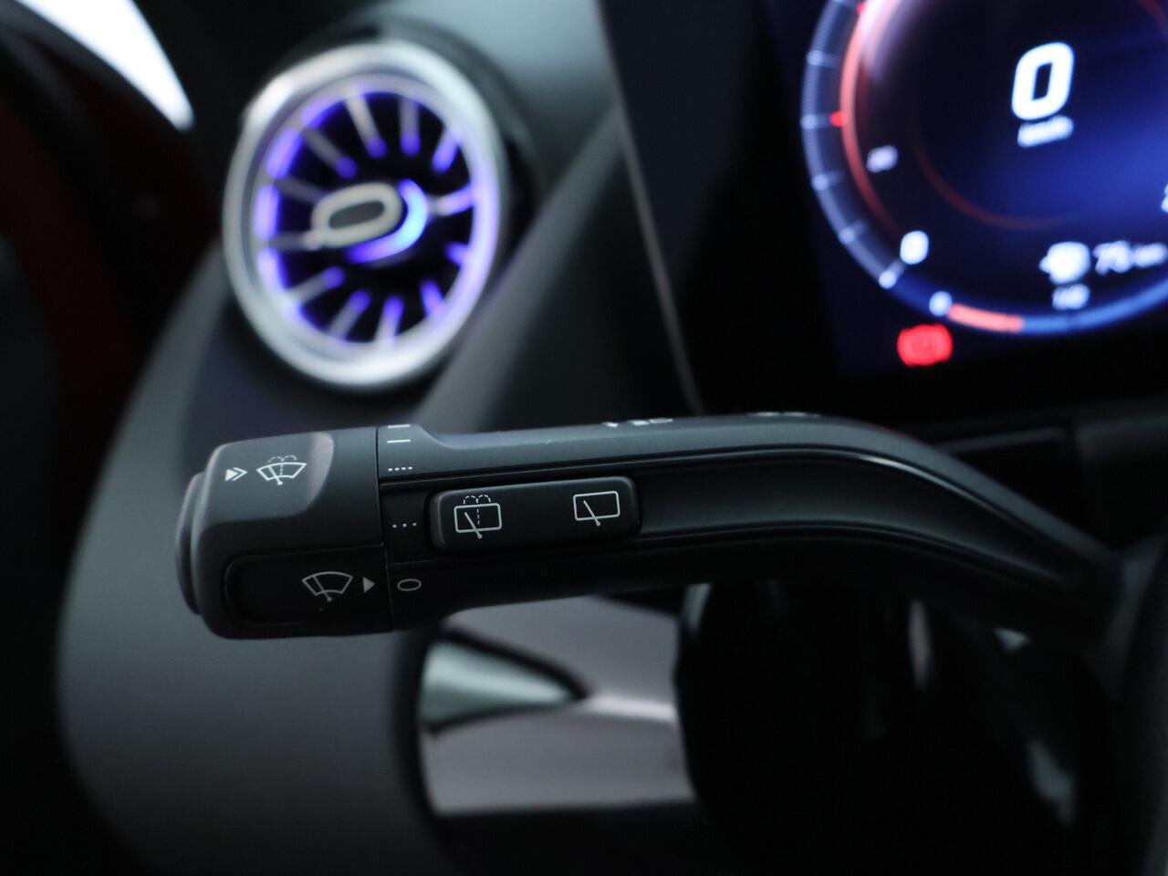 Mercedes-Benz GLA-KLASSE 250 e Plug-In Hybride | Panoramadak | Night Pakket | Trekhaak | 360° camera | Sfeerverlichting | Inclusief 24 maanden MB Certified garantie voor Europa.