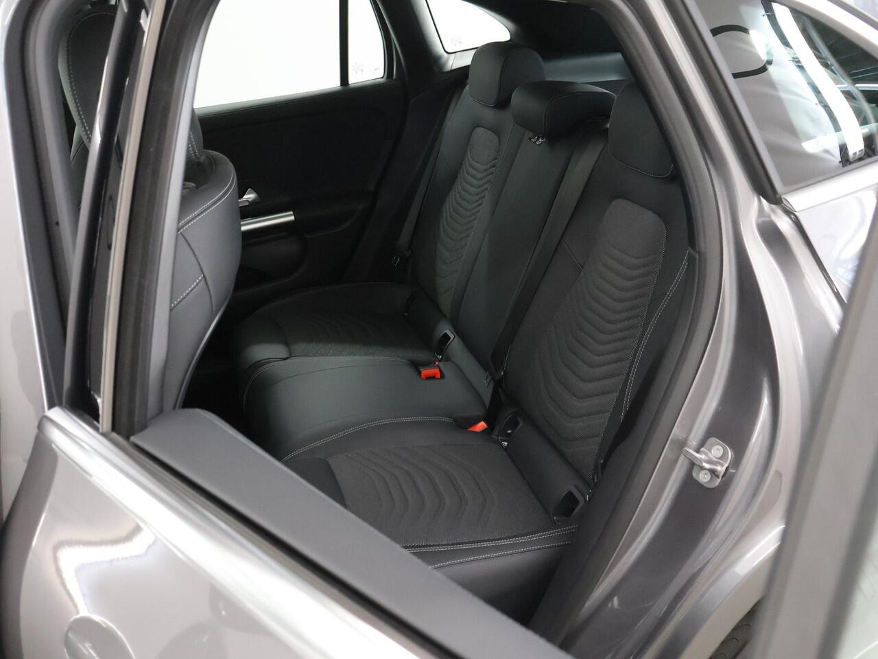 Mercedes-Benz GLA-KLASSE 250 e Luxury Line | Elektrische achterklep | Winter pakket | Achteruitrijcamera |