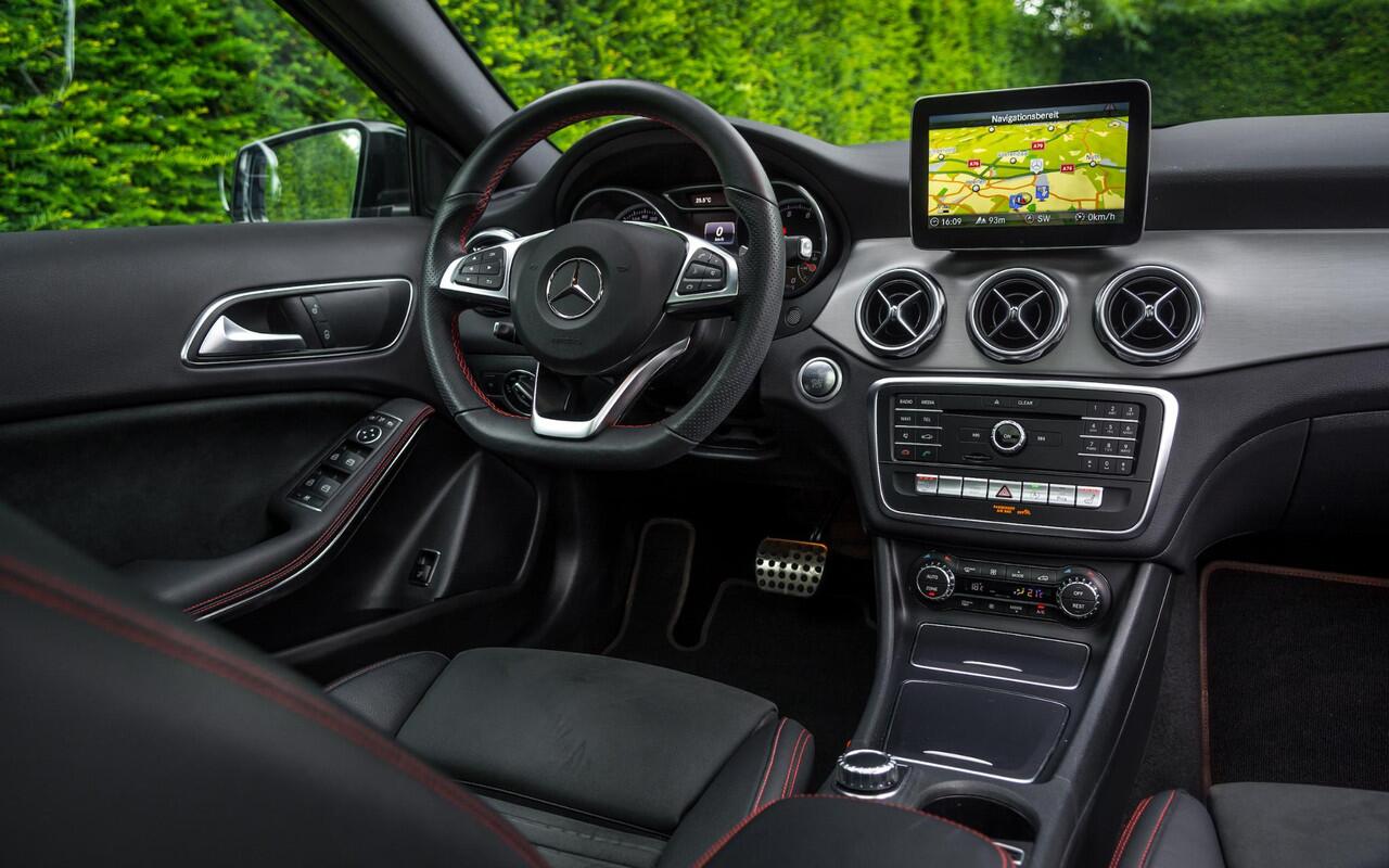 Mercedes-Benz GLA-KLASSE 180 AMG | Panorama | Night | 19" | LED | Camera | Comfort Sleutel