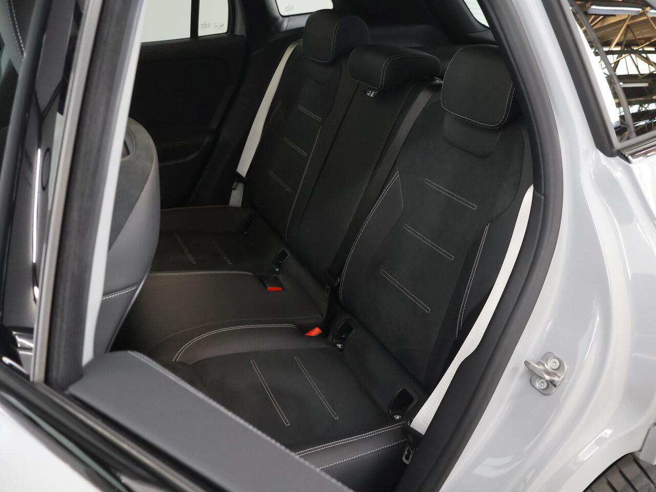 Mercedes-Benz GLA-KLASSE 250 e AMG Line | Night | Panoramadak | Trekhaak | 20 inch | Memory | Sfeerverlichting |