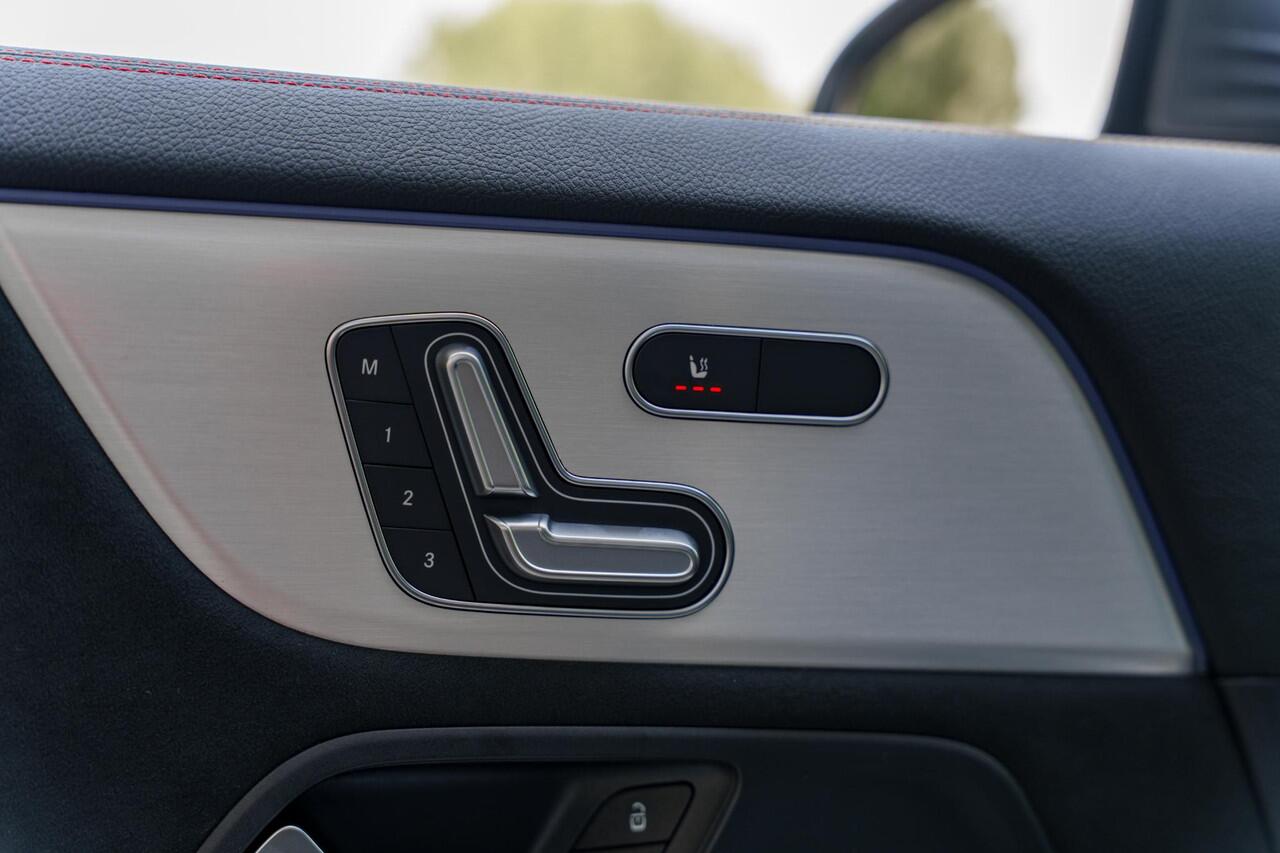 Mercedes-Benz GLA-KLASSE 180 Business Solution AMG | Premium plus pakket | Panoramadak | Memory | Trekhaak | Head-up display | Keyless go |