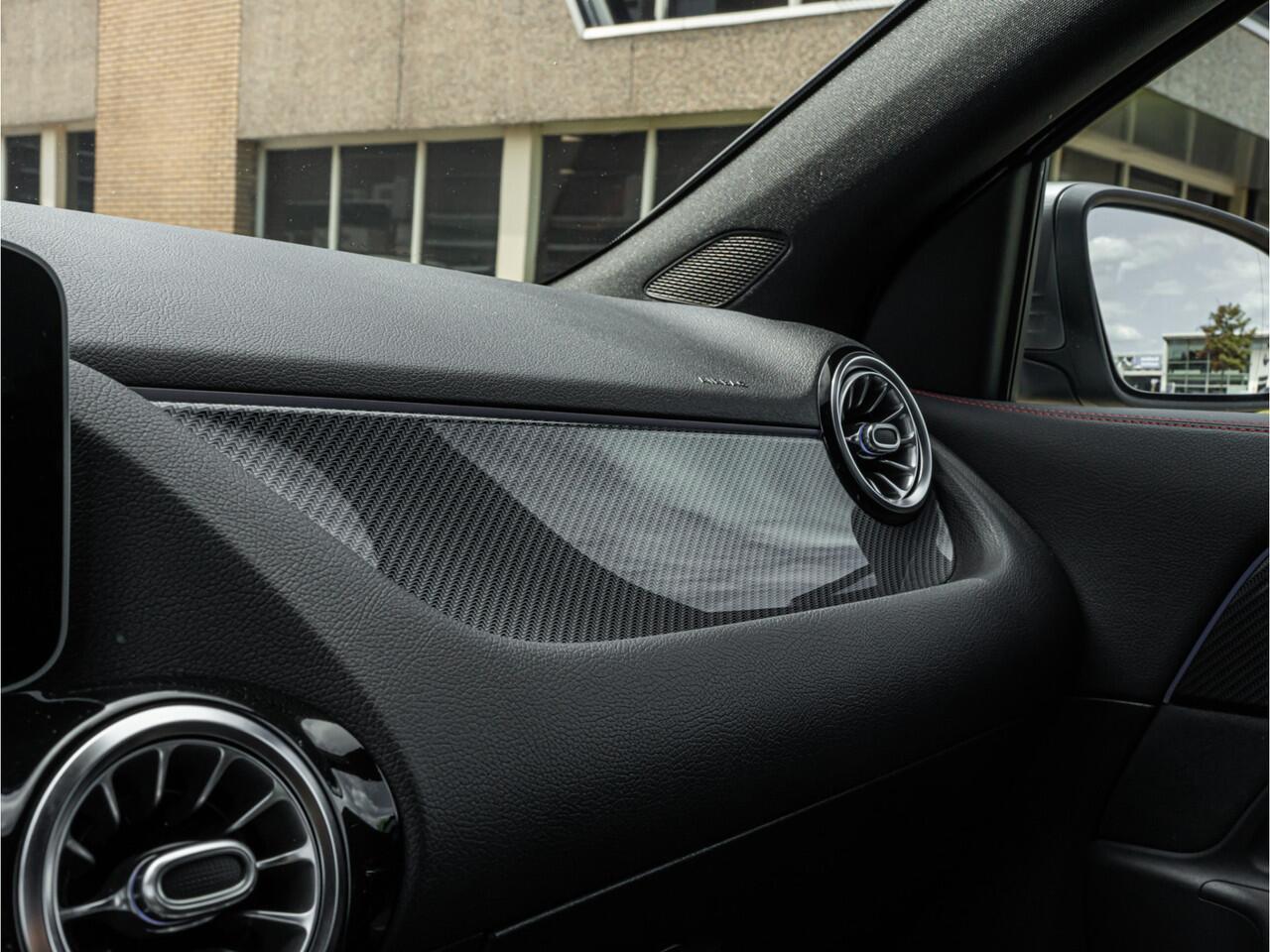 Mercedes-Benz GLA-KLASSE 200 AMG Line CAMERA 19 INCH DODEHOEK WIDESCREEN MULTI LED