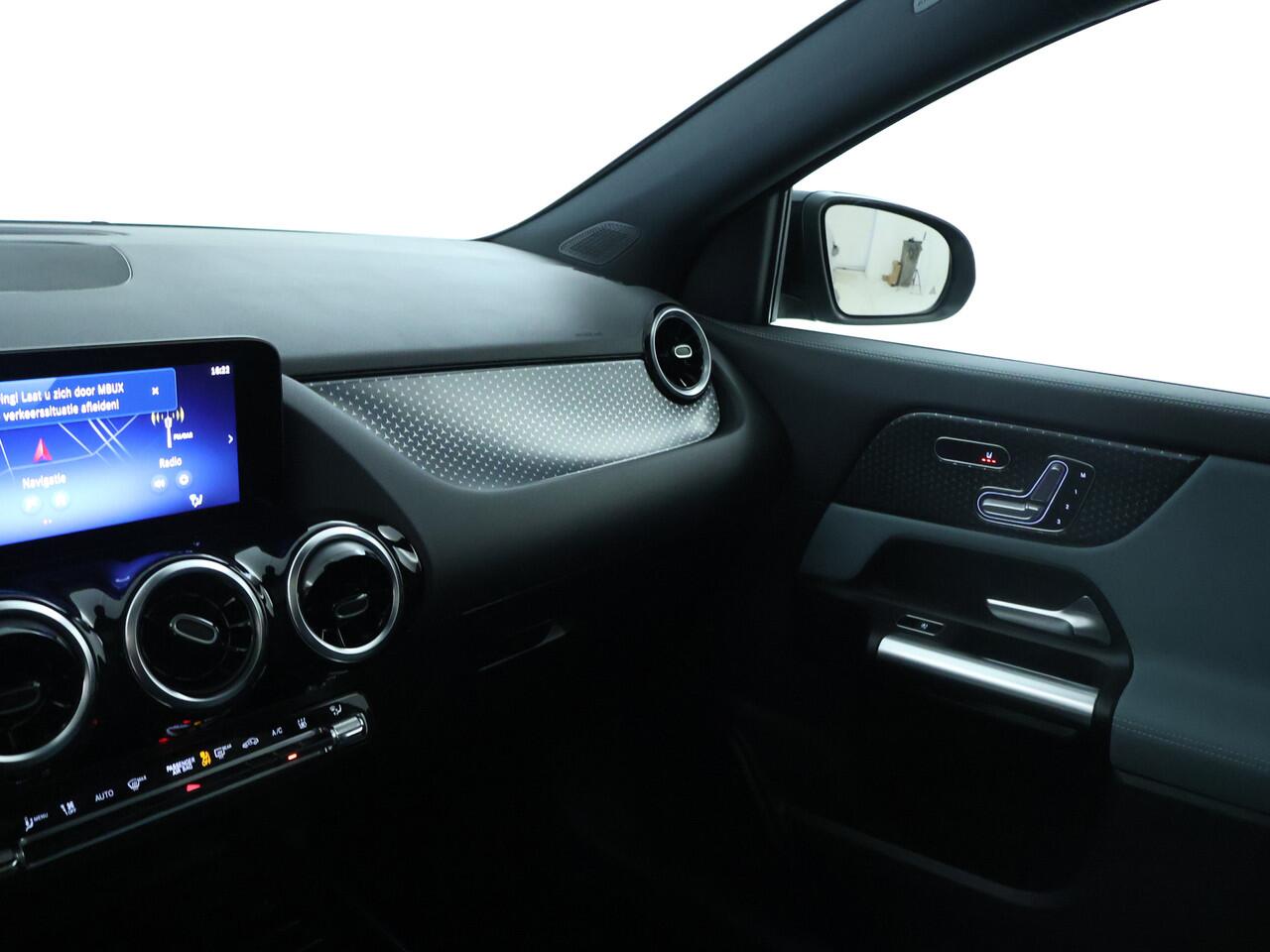 Mercedes-Benz GLA-KLASSE 250 e Plug-In Hybride | Night Pakket | Panorama Schuif-Kanteldak | Trekhaak | Memory voorstoelen | Distronic adapt Cruise | Sportstoelen Spacegrey lederlook | Winterpakket Inclusief 24 maanden MB Certified garantie voor Europa.