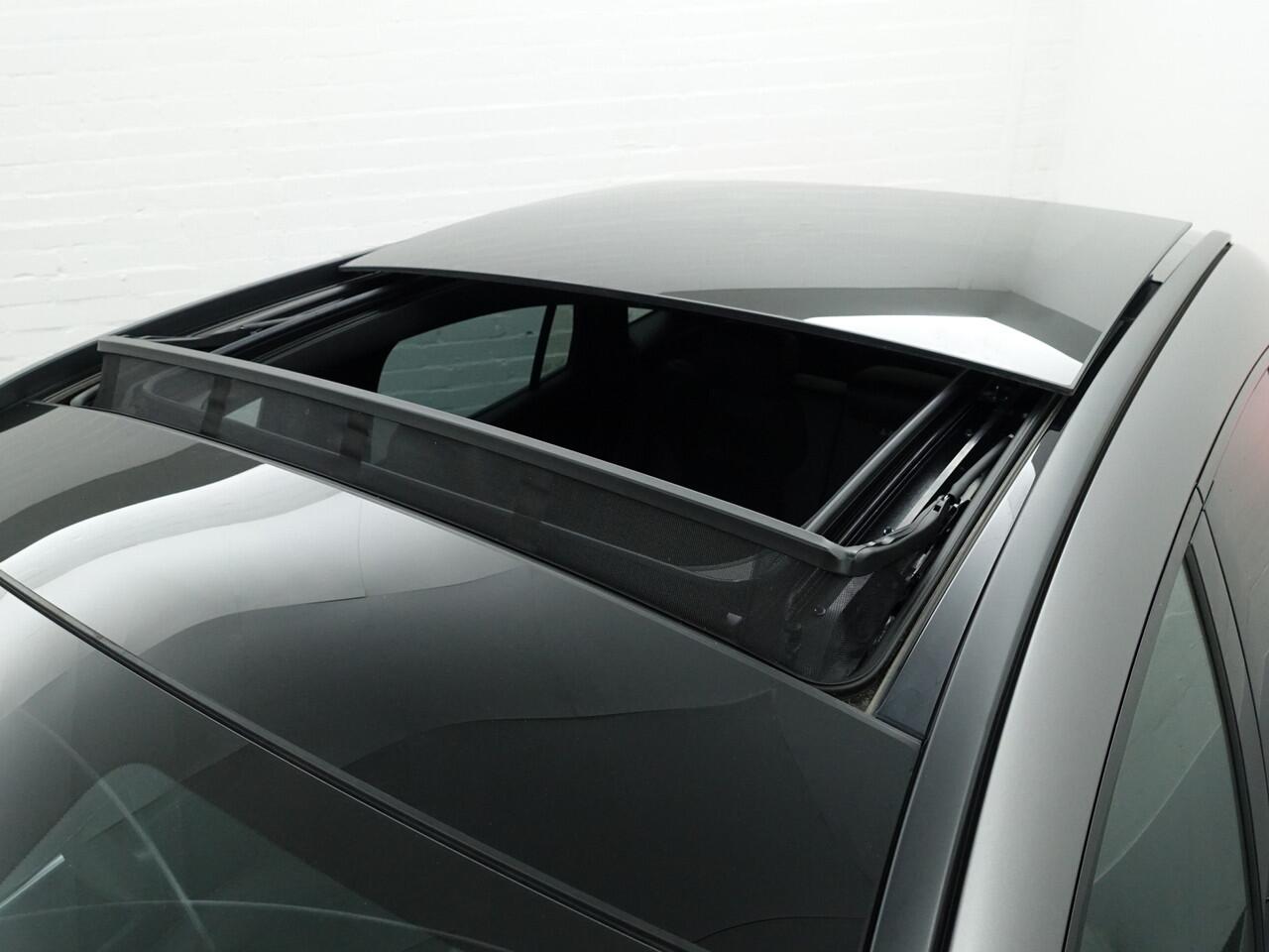 Mercedes-Benz GLA-KLASSE 200 AMG Night Edition Aut- Designo Mountaingrijs Magno, Panoramadak, Carbon Treeplanken, Sfeerverlichting