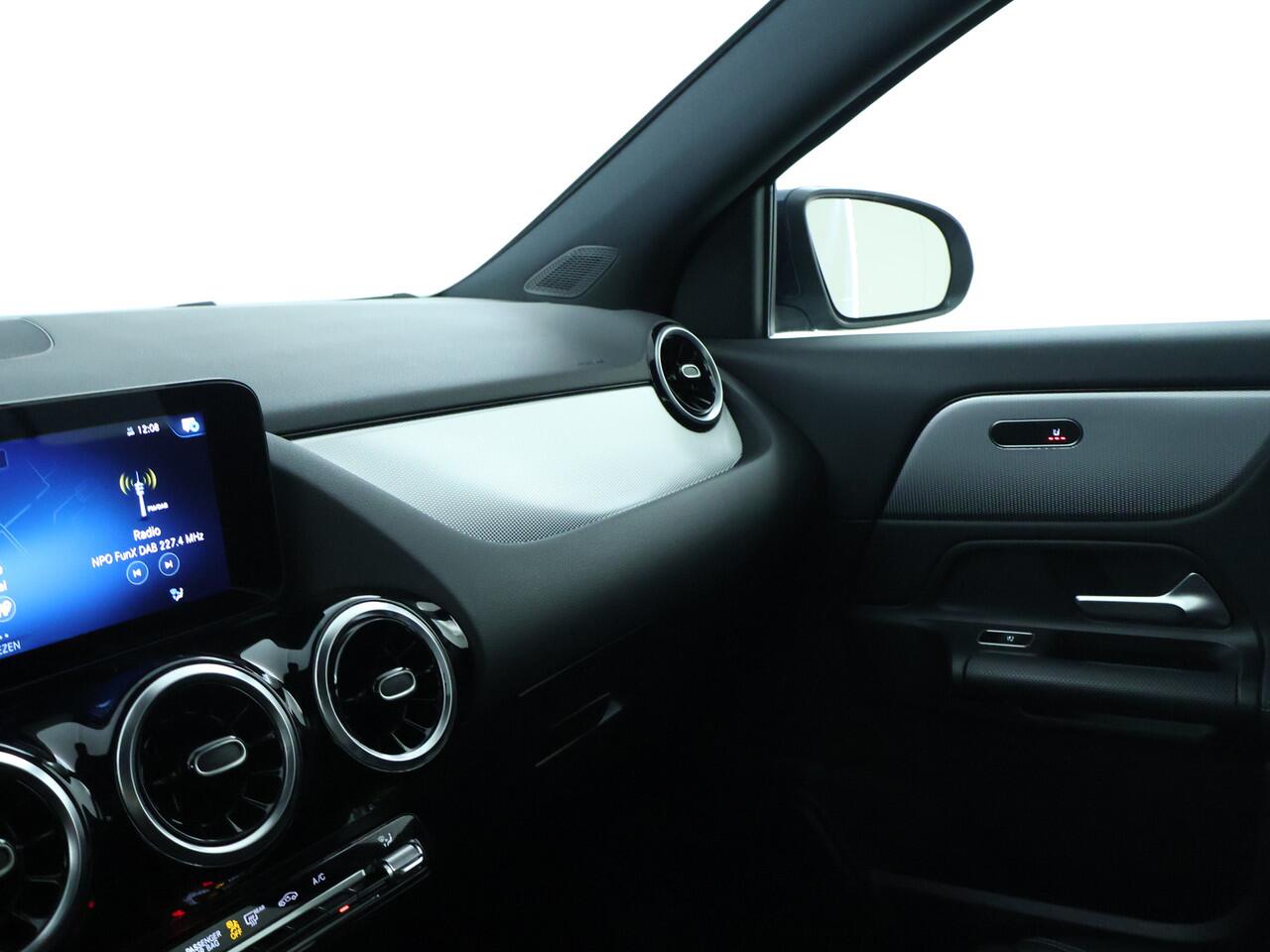 Mercedes-Benz GLA-KLASSE 180 Style | Stoelverwarming | Elektrisch bedienbare achterklep | Led koplampen | Spiegel pakket | Inclusief 24 maanden MB Certified garantie voor Europa.