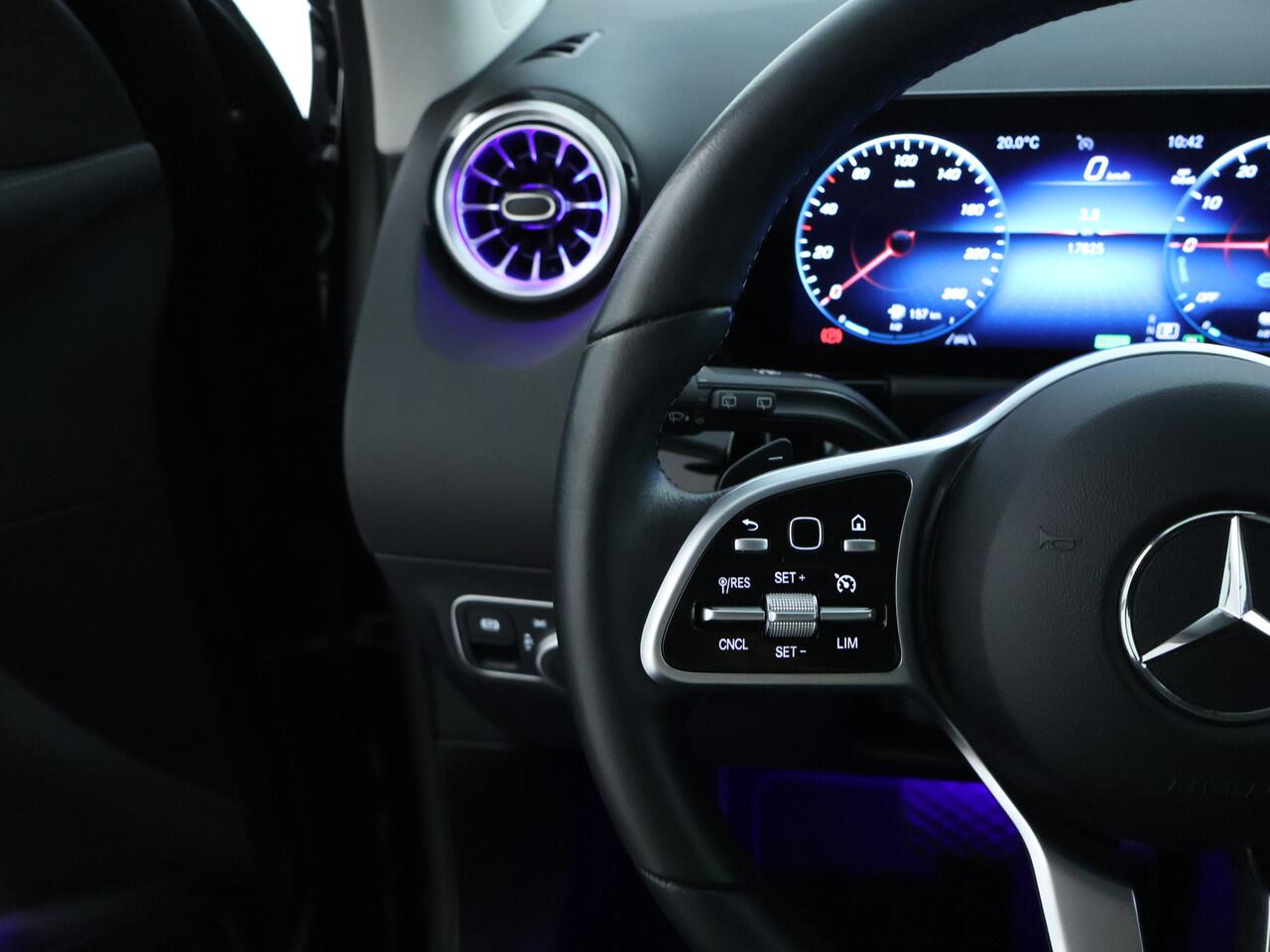 Mercedes-Benz GLA-KLASSE 250 e Plug-Hybride | Achteruitrijcamera | Apple Carplay | Sfeerverlichting | Dodehoekassistent | Inclusief 24 maanden MB Certified garantie voor Europa.