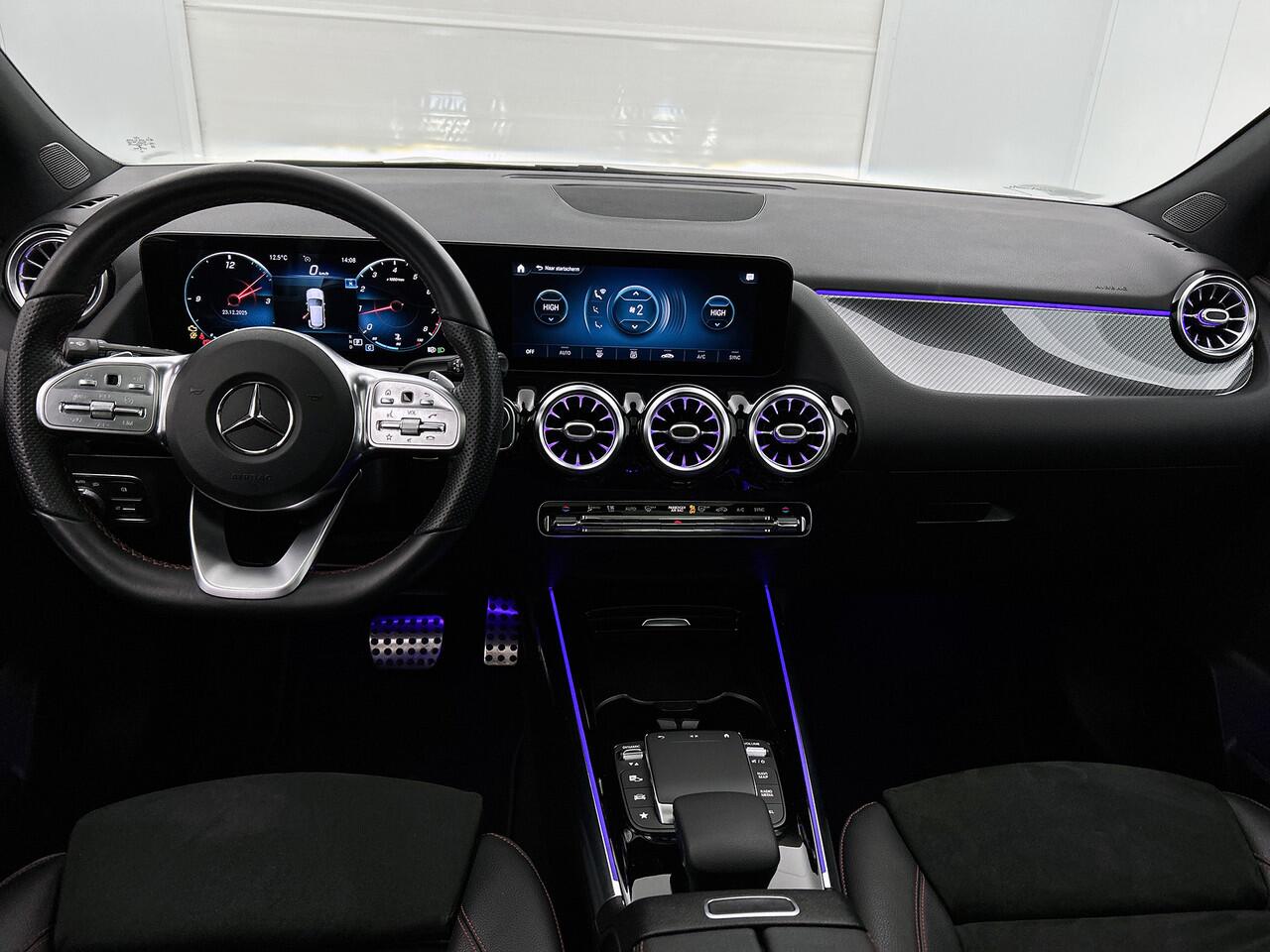 Mercedes-Benz GLA-KLASSE 200 Business Solution AMG | AMG Lne | Night Pakket | Panoramadak | Trekhaak | Sfeerverlichting. Inclusief 24 maanden MB Certified garantie voor Europa.