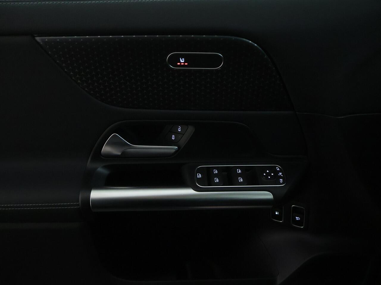 Mercedes-Benz GLA-KLASSE 250 e Plug-In Hybride | Panoramadak | Distronic | Sound system | Parkeerpakket met achteruitrijcamera | Stuur en Stoelverwarming. Inclusief 24 maanden MB Certified garantie voor Europa.