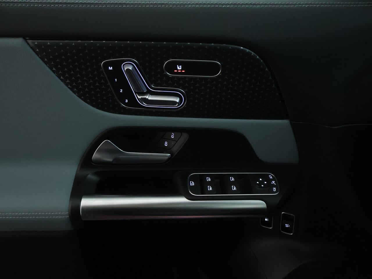 Mercedes-Benz GLA-KLASSE 250 e Plug-In Hybride | Night Pakket | Panorama Schuif-Kanteldak | Trekhaak | Memory voorstoelen | Distronic adapt Cruise | Sportstoelen Spacegrey lederlook | Winterpakket Inclusief 24 maanden MB Certified garantie voor Europa.