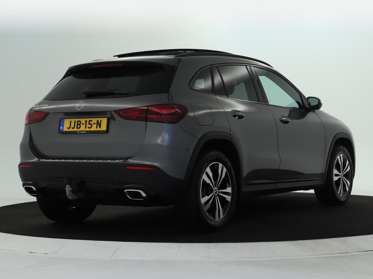 Mercedes-Benz GLA-KLASSE 250 e Plug-In Hybride | Night Pakket | Panorama Schuif-Kanteldak | Trekhaak | Memory voorstoelen | Distronic adapt Cruise | Sportstoelen Spacegrey lederlook | Winterpakket Inclusief 24 maanden MB Certified garantie voor Europa.