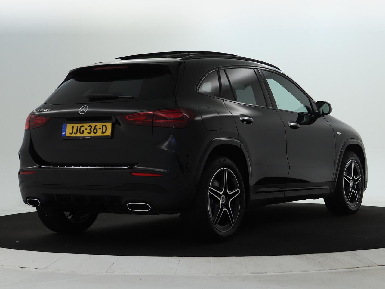 Mercedes-Benz GLA-KLASSE 250 e AMG Plug-In Hybride AMG Line | Night Pakket | Panorama Schuif-Kanteldak | 11kW Laden | Stuur en Stoelverwarming. Inclusief 24 maanden Mercedes-Benz Certified garantie voor Europa.