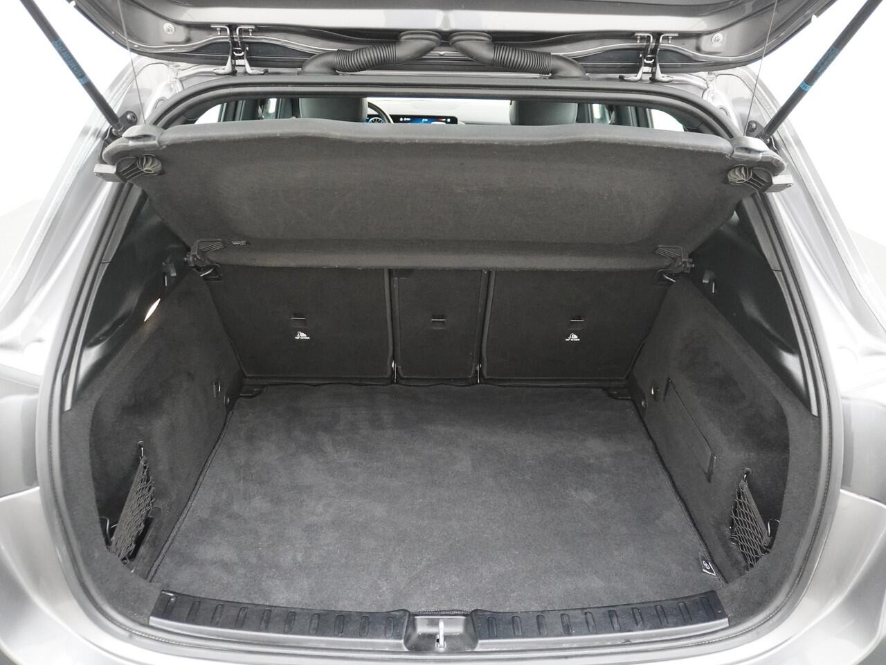 Mercedes-Benz GLA-KLASSE 250e Luxury // Trekhaak // Carplay // WideScreen // Navigatie // LED Koplampen // Cruise Control