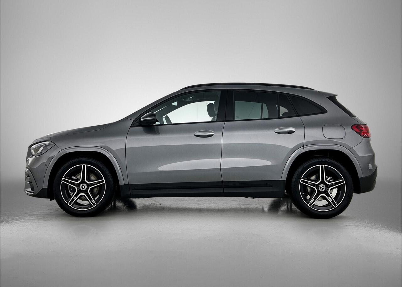Mercedes-Benz GLA-KLASSE 180 Business Solution AMG | Nightpakket | Trekhaak | Smartphone Integratie | Panoramaschuifdak | Stoelverwarming | Multibeam LED | Keyless-Go comfortpakket |