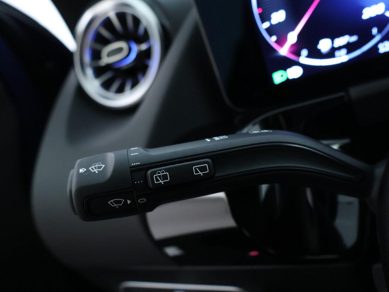 Mercedes-Benz GLA-KLASSE 250 e AMG Plug-In Hybride Edition AMG Line | Night Pakket | Distronic | 360° Camera | AC en DC Laden | MultiBeam Koplampen | Stuur en Stoeverwarming. Inclusief 24 maanden Mercedes-Benz Certified garantie voor Europa.