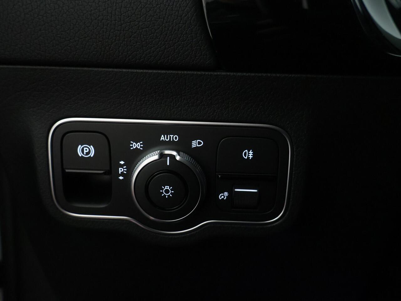 Mercedes-Benz GLA-KLASSE 250 e AMG Plug-In Hybride | Trekhaak | AMG Line Advanced Plus | Night Pakket | Dodehoek Assist | 11kW Laden | Stuur en Stoelverwarming. Inclusief 24 maanden MB Certified garantie voor Europa.