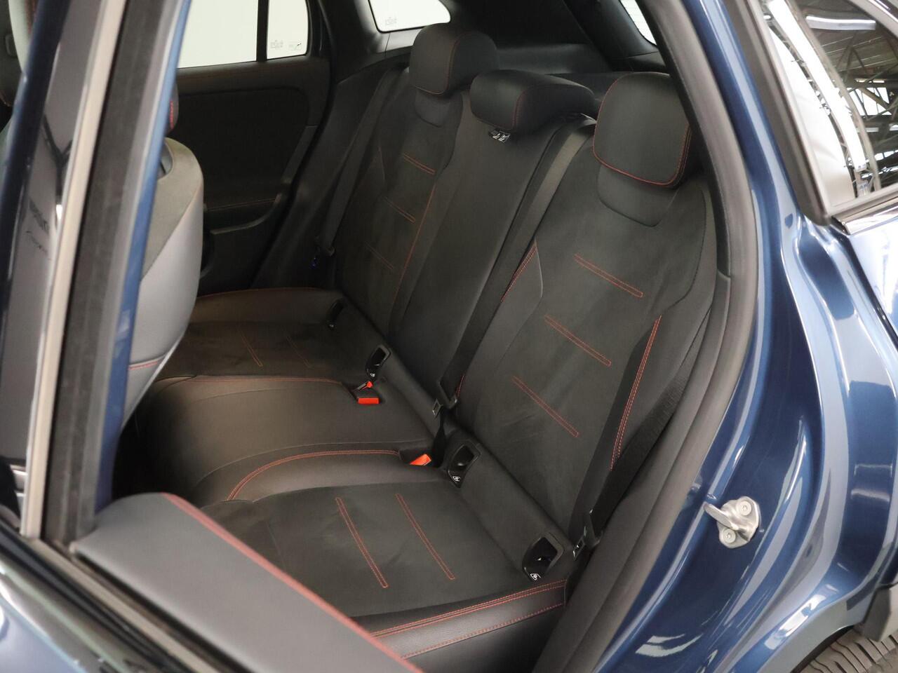 Mercedes-Benz GLA-KLASSE 250 e AMG Line | Night | Panoramadak | Sfeerverlichting | Parkeercamera | Apple carplay |