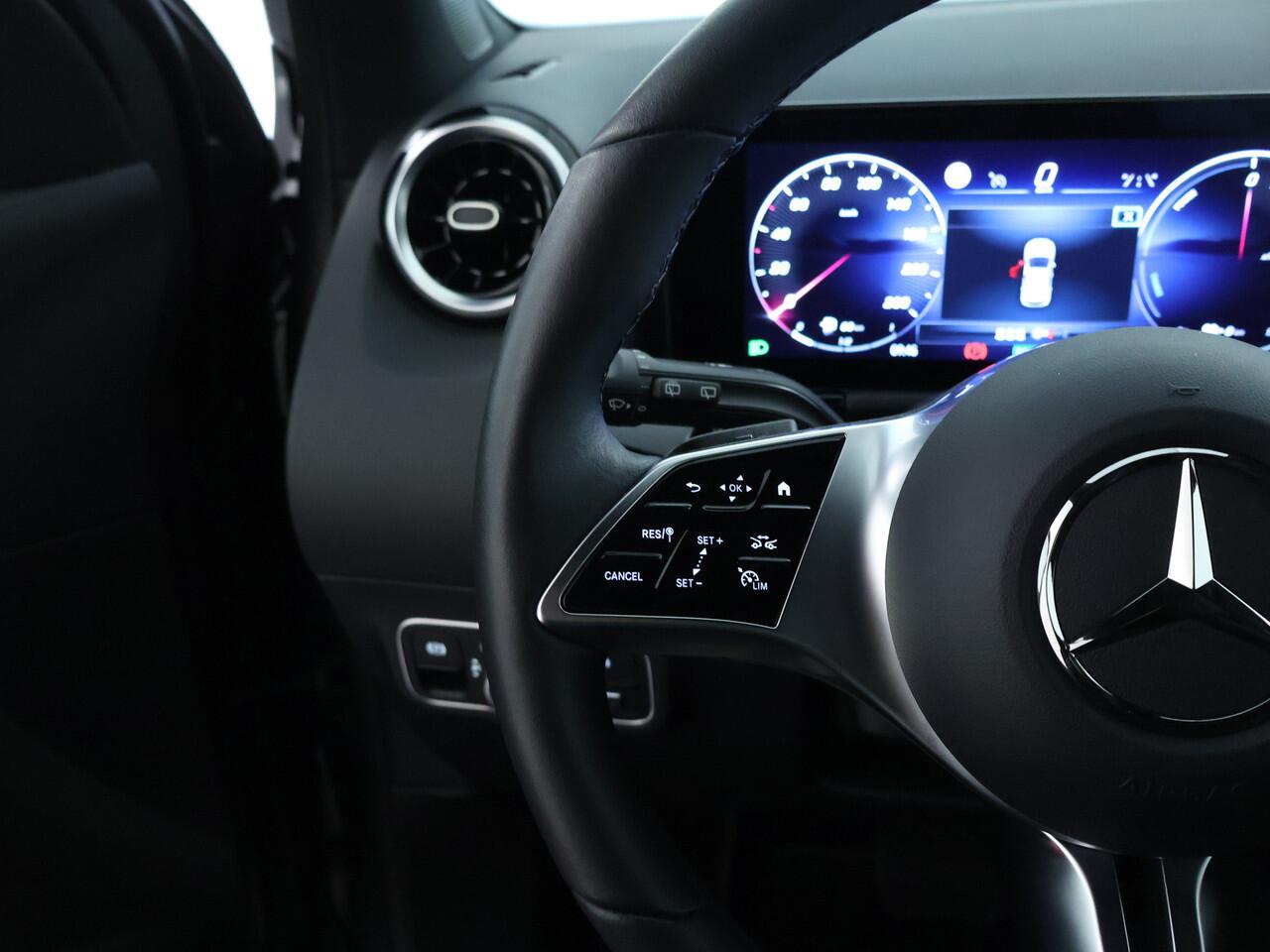 Mercedes-Benz GLA-KLASSE 250e Luxury Line Parkeersensoren + achteruitrijcamera | Spiegel pakket | Easy Pack achterklep | Winter pakket : Stuur en Stoelverwarming. Inclusief 24 maanden MB Certified garantie voor Europa.