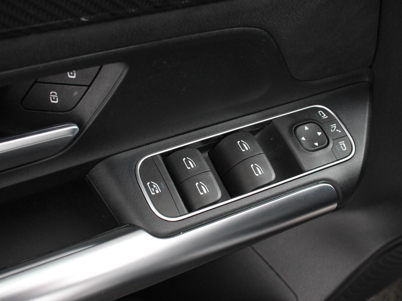 Mercedes-Benz GLA-KLASSE 200 Automaat AMG Line Nieuw model! | Navigatie | Climate Control | Camera | Sfeerverlichting | Half leder/alcantara | Led | Electrische achterklep | 19"Lichtmetalen velgen