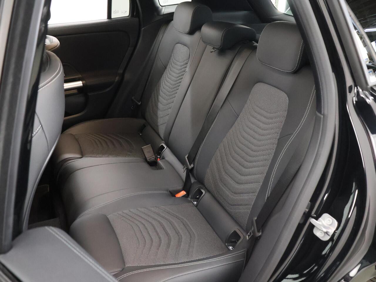 Mercedes-Benz GLA-KLASSE 250 e Luxury Line | Night | Trekhaak | 360 camera | Stuurverwarming | Stoelverwarming |