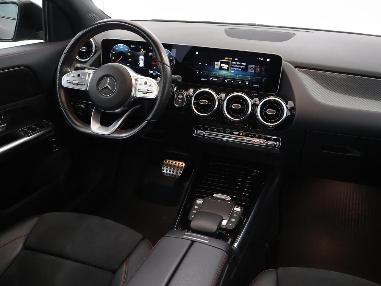 Mercedes-Benz GLA-KLASSE 200 AMG Line | Night | Panorama-schuifdak | Widescreen | Achteruitrijcamera | EASY PACK