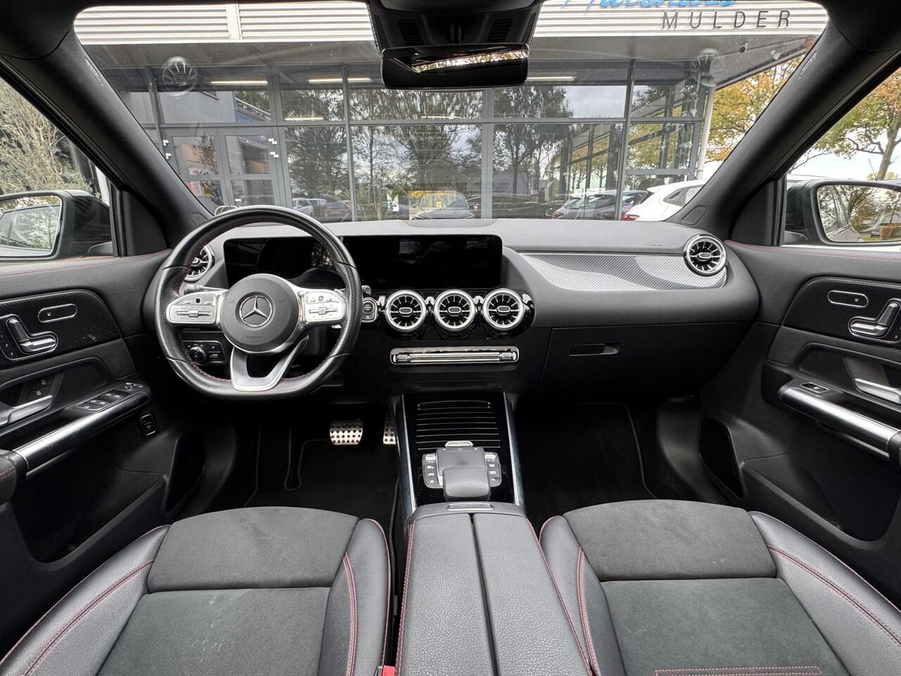 Mercedes-Benz GLA-KLASSE Business Solution AMG Automaat/Panoramadak/LED/Keyless/Widescreen