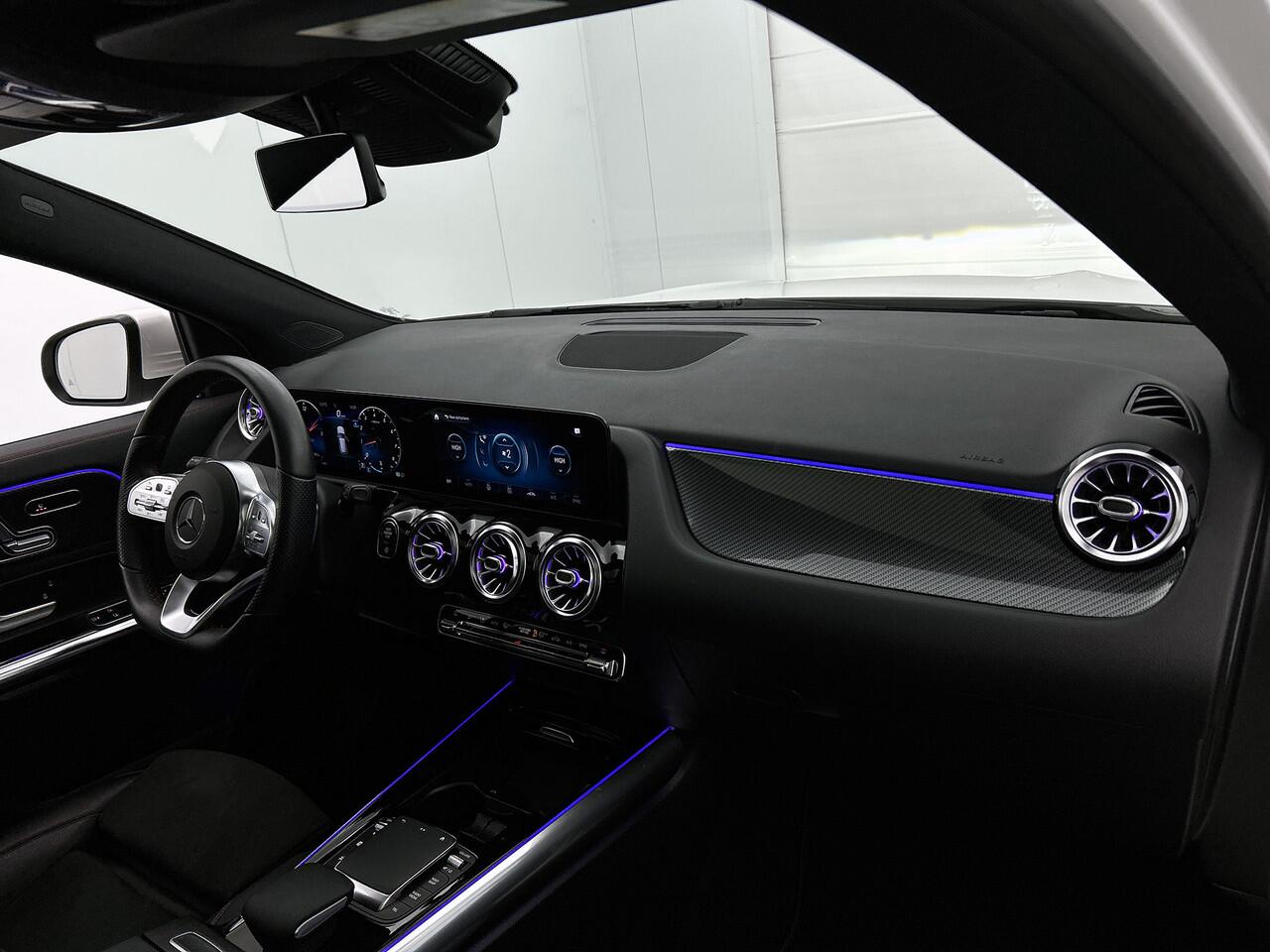 Mercedes-Benz GLA-KLASSE 200 Business Solution AMG | AMG Lne | Night Pakket | Panoramadak | Trekhaak | Sfeerverlichting. Inclusief 24 maanden MB Certified garantie voor Europa.