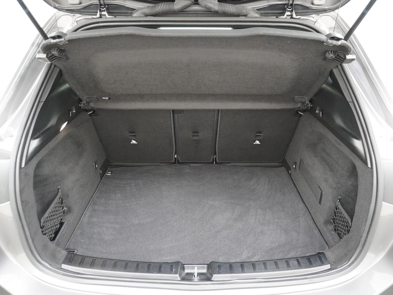 Mercedes-Benz GLA-KLASSE 250 e AMG // Panoramadak // 20" AMG Velgen // Nightpakket // Sfeerverlichting // Camera //