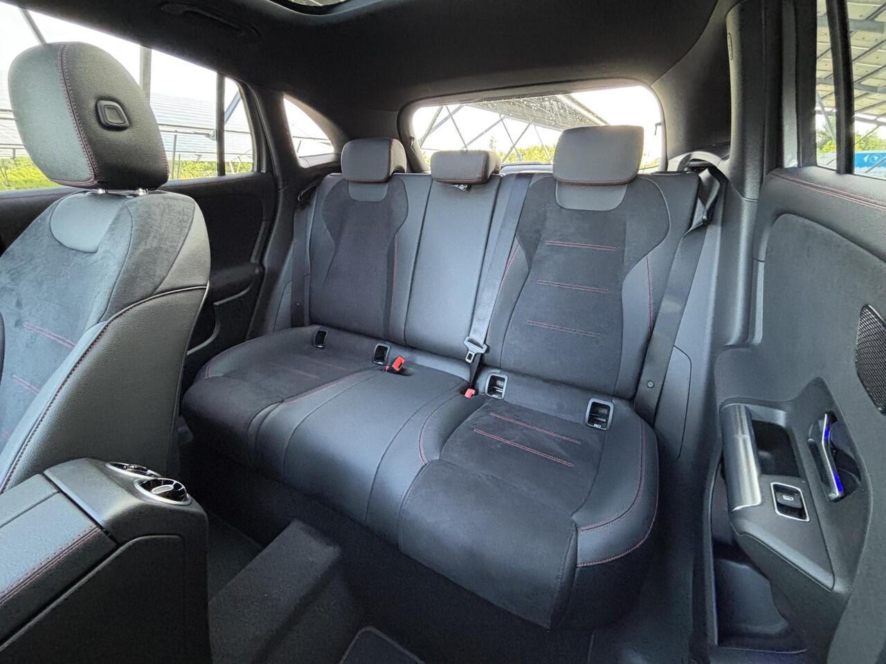 Mercedes-Benz GLA-KLASSE 180 Business Solution AMG | Panoramadak | Memory stoelen | Head-up display | Trekhaak | 360 camera | Sfeerverlichting |