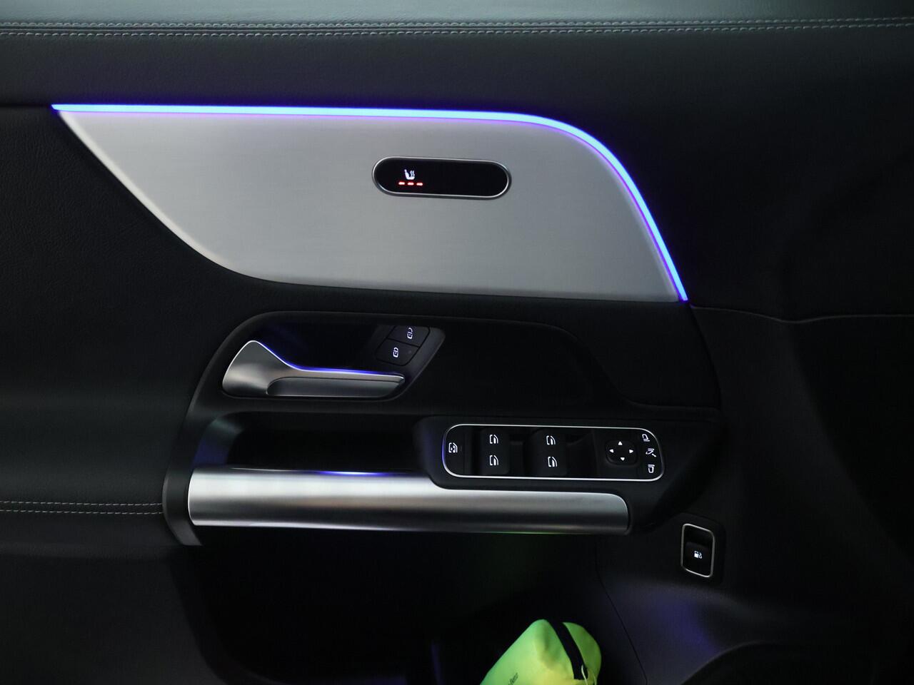 Mercedes-Benz GLA-KLASSE 250 e Plug-Hybride | Achteruitrijcamera | Apple Carplay | Sfeerverlichting | Dodehoekassistent | Inclusief 24 maanden MB Certified garantie voor Europa.