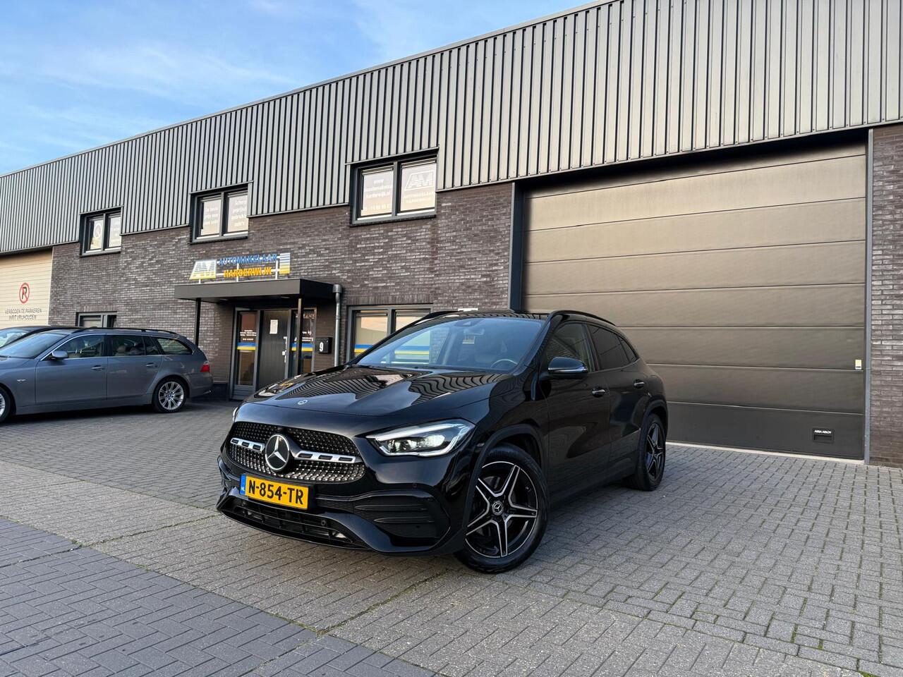 Mercedes-Benz GLA-KLASSE 180 Business Solution AMG | 1E EIGENAAR | 12MND GARANTIE | AUTOMAAT | PANO | NAVI | CRUISE | MEMORY | NL-AUT |