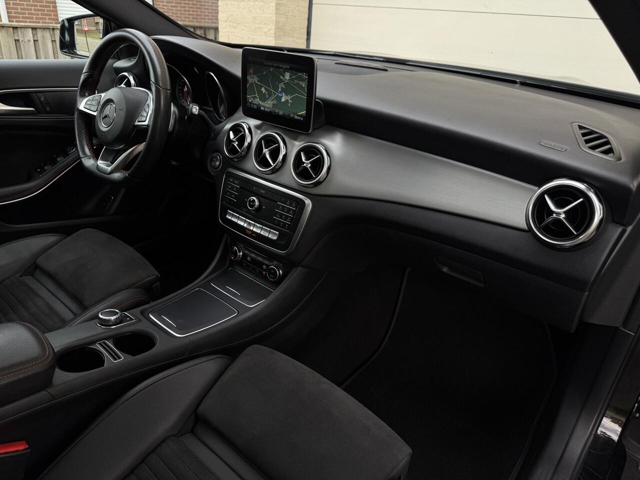 Mercedes-Benz GLA-KLASSE 180 AMG Aut Panoramadak SportLeder Nightpakket Navi Keyless Led Camera 19" Pdc