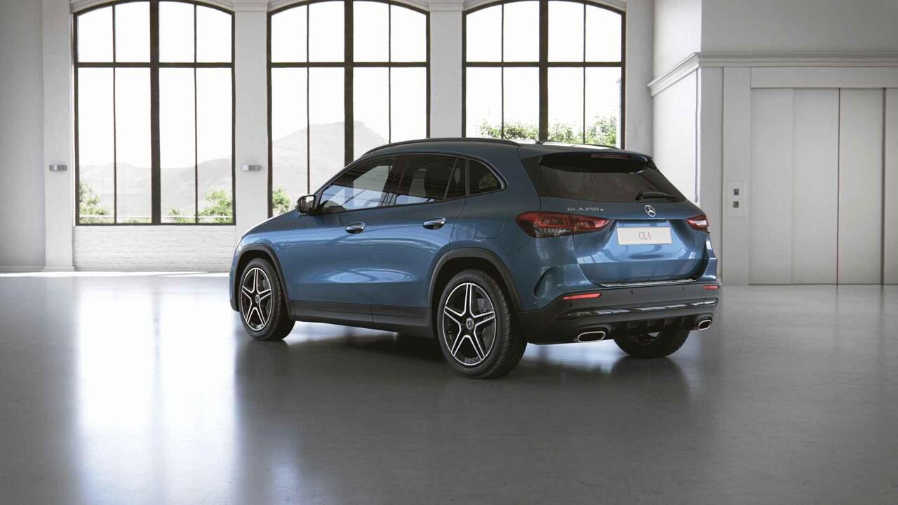 Mercedes-Benz GLA-KLASSE 250 e AMG Line | Night | Panoramadak | Stoelverwarming | Keyless | 19" lichtmetalen velgen | Achteruitrijcamera |