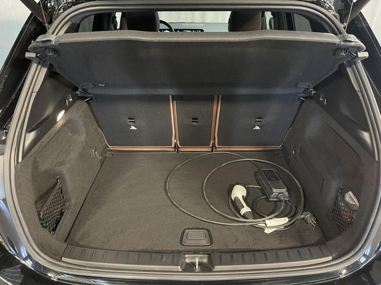 Mercedes-Benz GLA-KLASSE 250 e AMG Line 20"/Trekhaak/Leder/Burmester/Adaptieve cruise/Sfeerverlichting/Stoelverwarming/Camera/Elektrische klep