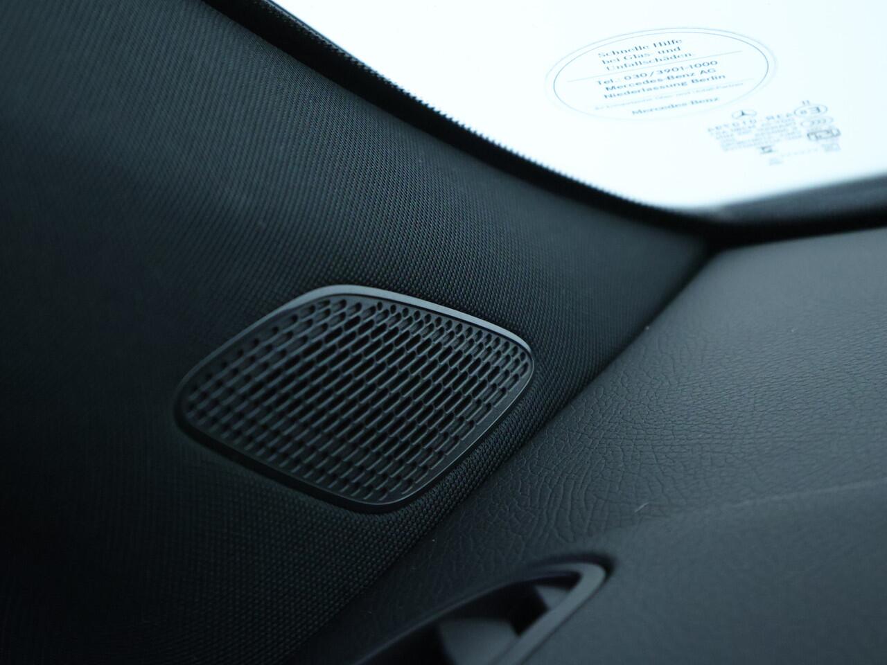 Mercedes-Benz GLA-KLASSE 250e Face Lift Plug-In Hybride | Distronic | Stoelverwarming voor | Ledkoplampen | Easy Pack Achterklep | MultiBeam Koplampen | 11 kW Laden | Inclusief 24 maanden MB Certified garantie voor Europa.