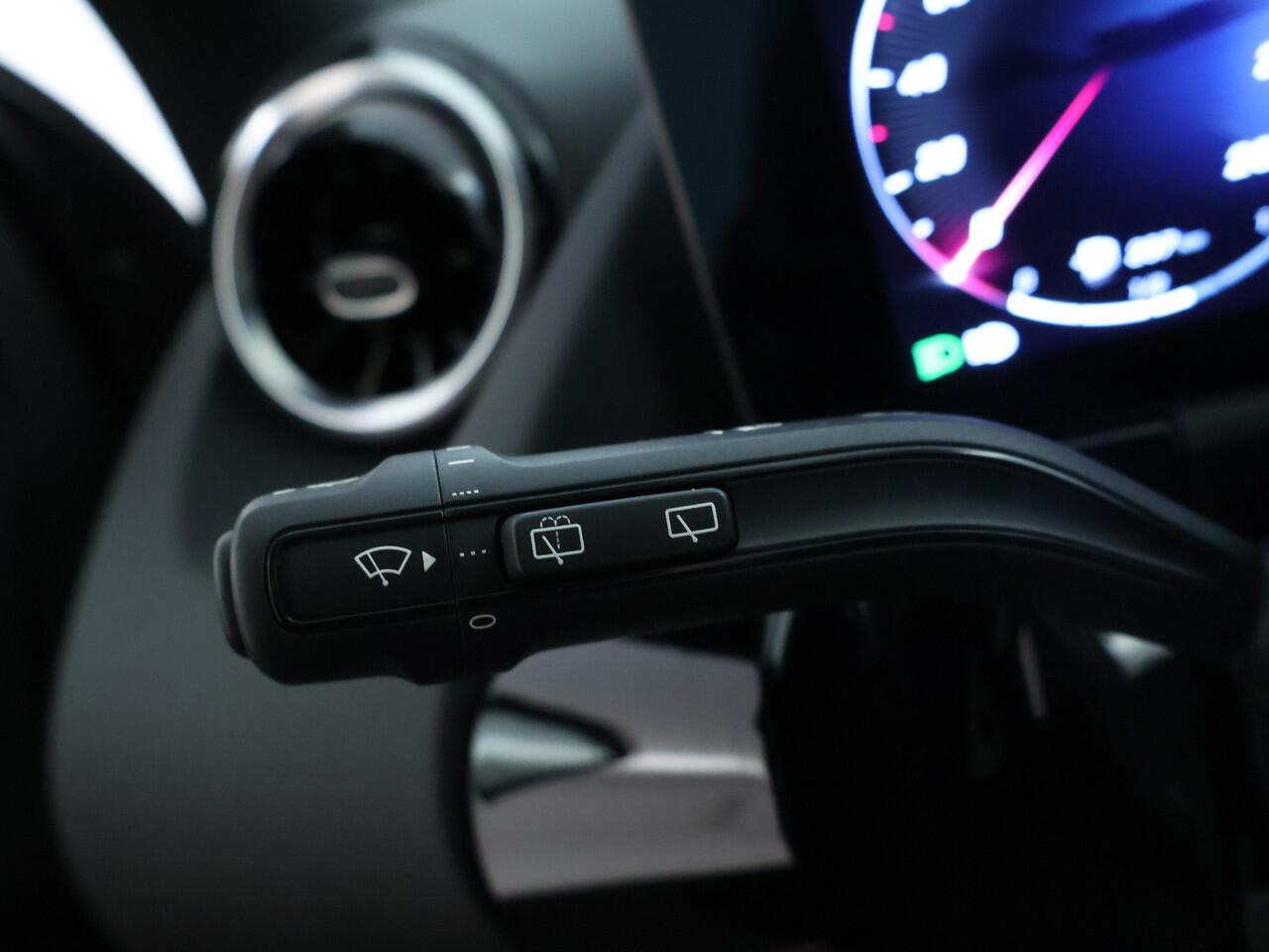 Mercedes-Benz GLA-KLASSE 250 e Plug-In Hybride | Night Pakket | Panorama Schuif-Kanteldak | Trekhaak | Memory voorstoelen | Distronic adapt Cruise | Sportstoelen Spacegrey lederlook | Winterpakket Inclusief 24 maanden MB Certified garantie voor Europa.