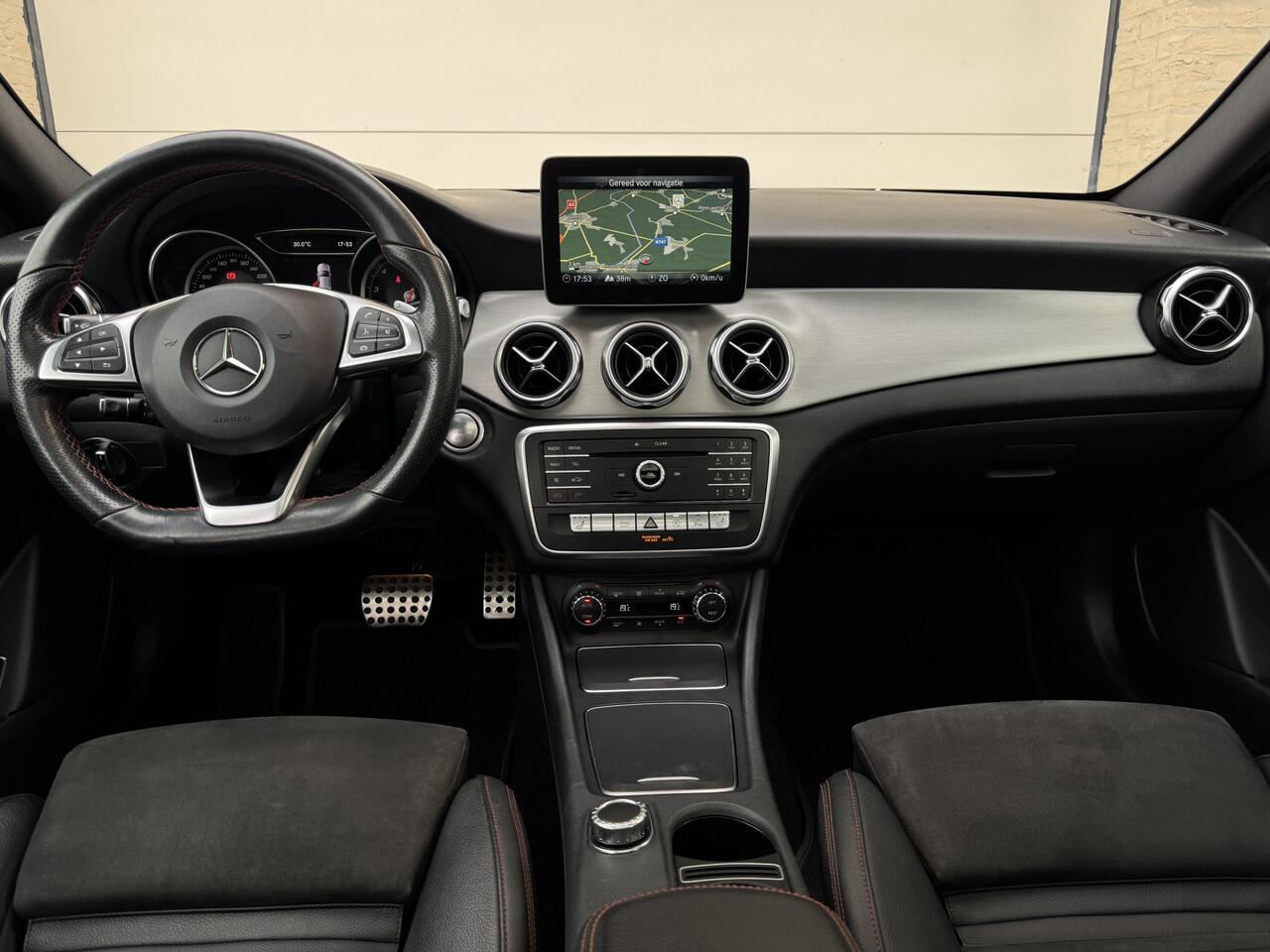Mercedes-Benz GLA-KLASSE 180 AMG Aut Panoramadak SportLeder Nightpakket Navi Keyless Led Camera 19" Pdc
