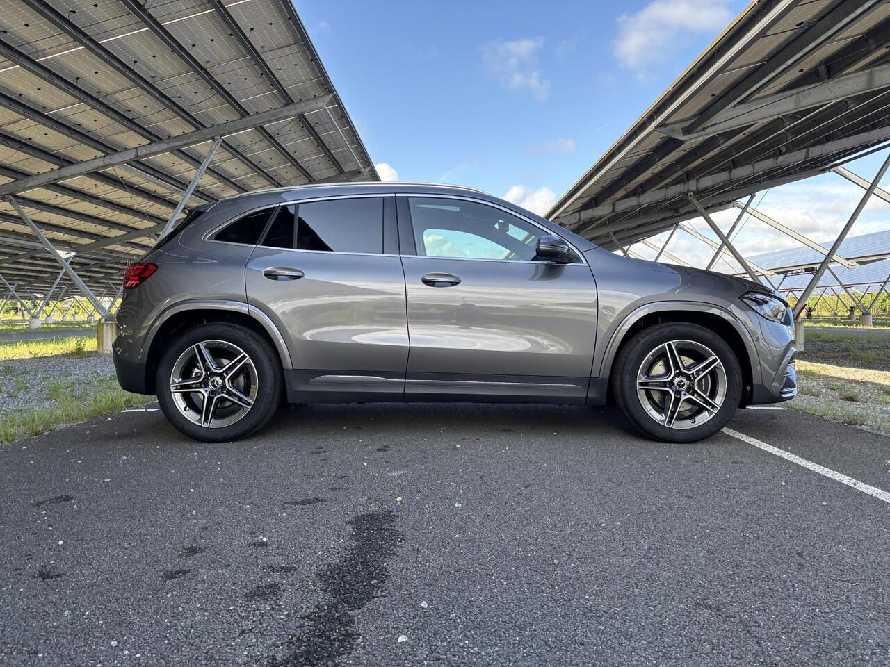 Mercedes-Benz GLA-KLASSE 180 Business Solution AMG | Panoramadak | Memory stoelen | Head-up display | Trekhaak | 360 camera | Sfeerverlichting |